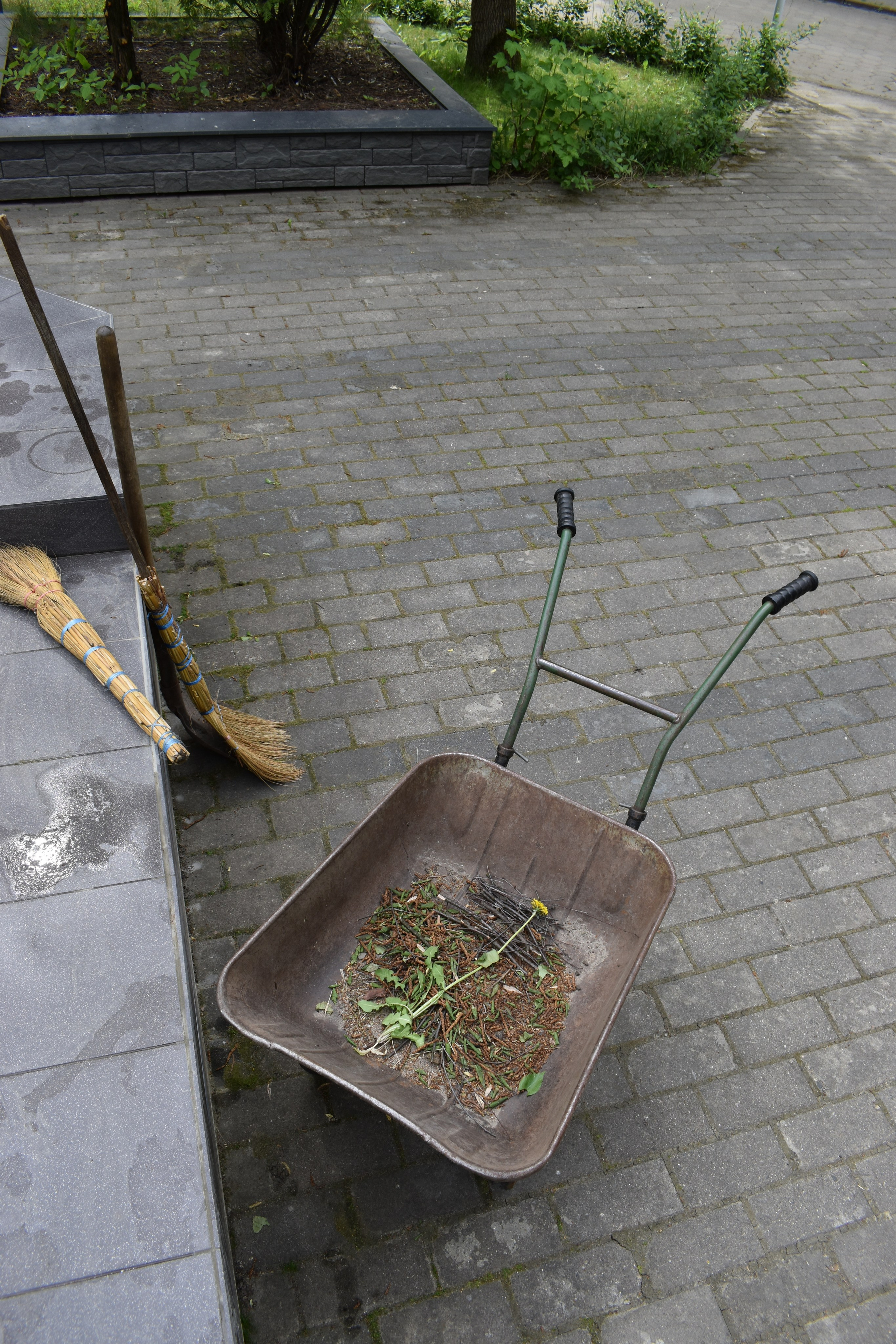 Добрый садовник (в процессе). Микс-медиа художница Надежда Пророкова