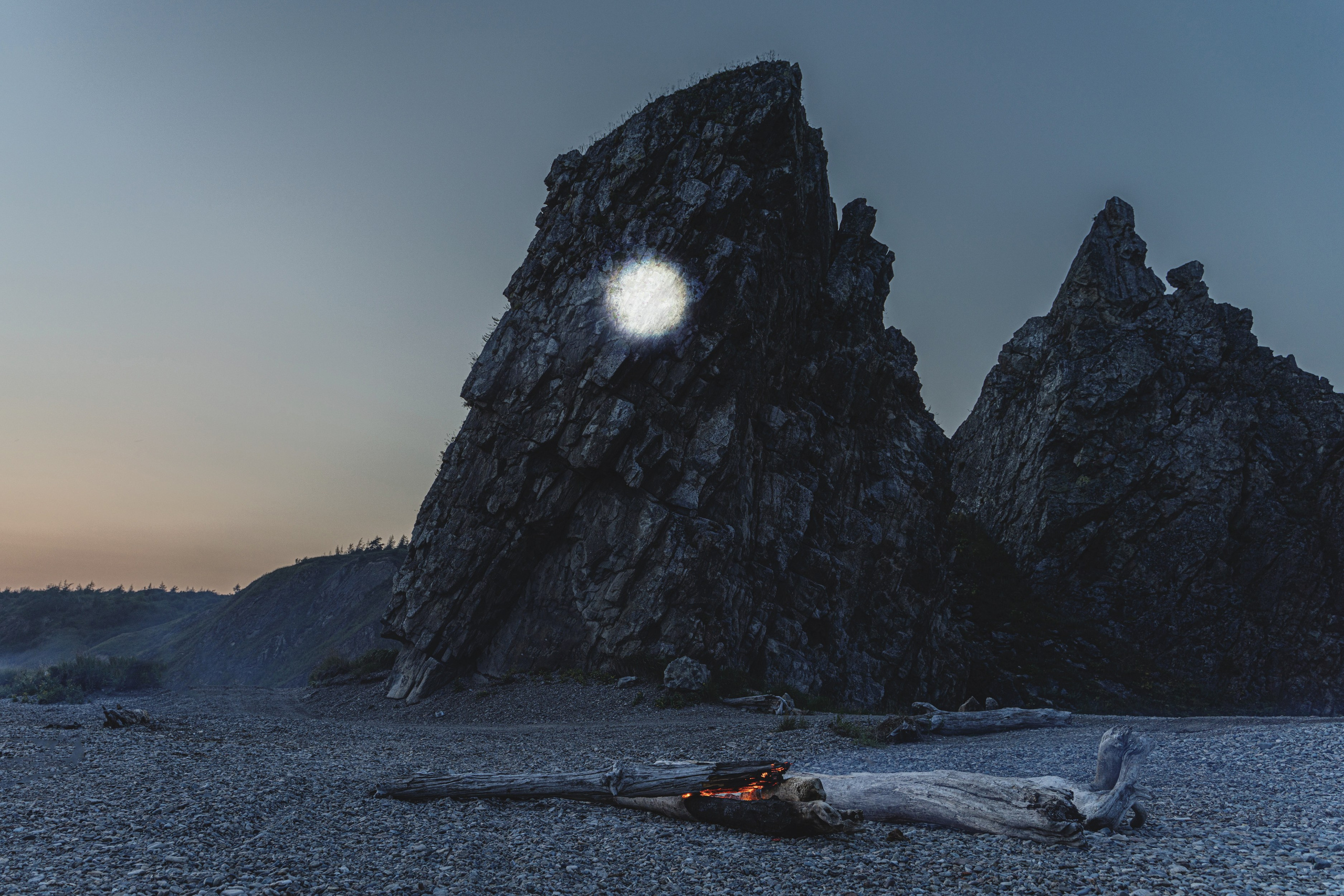 Мыс Нюкля расположен недалеко от Магадана на побережье Охотского моря. Это исторически значимое место, где в 1928 году высадилась первая Колымская экспедиция под руководством геолога Юрия Билибина. Экспедиция положила начало изучению и освоению природных ресурсов Колымы, в частности золота, что стало ключевым фактором для развития региона в советскую эпоху. Мыс Нюкля символизирует начало освоения Колымы. Солнце в названии проекта, в том числе символизирует золото, которое добывают тут до сих пор.