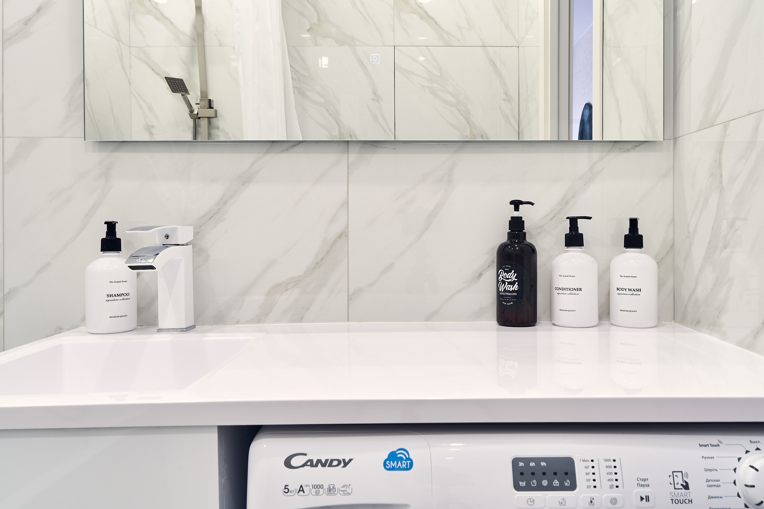 Интерьерная съемка санузла, ЖК Новая Рига, раковина с краном и косметическими принадлежностями, зеркало