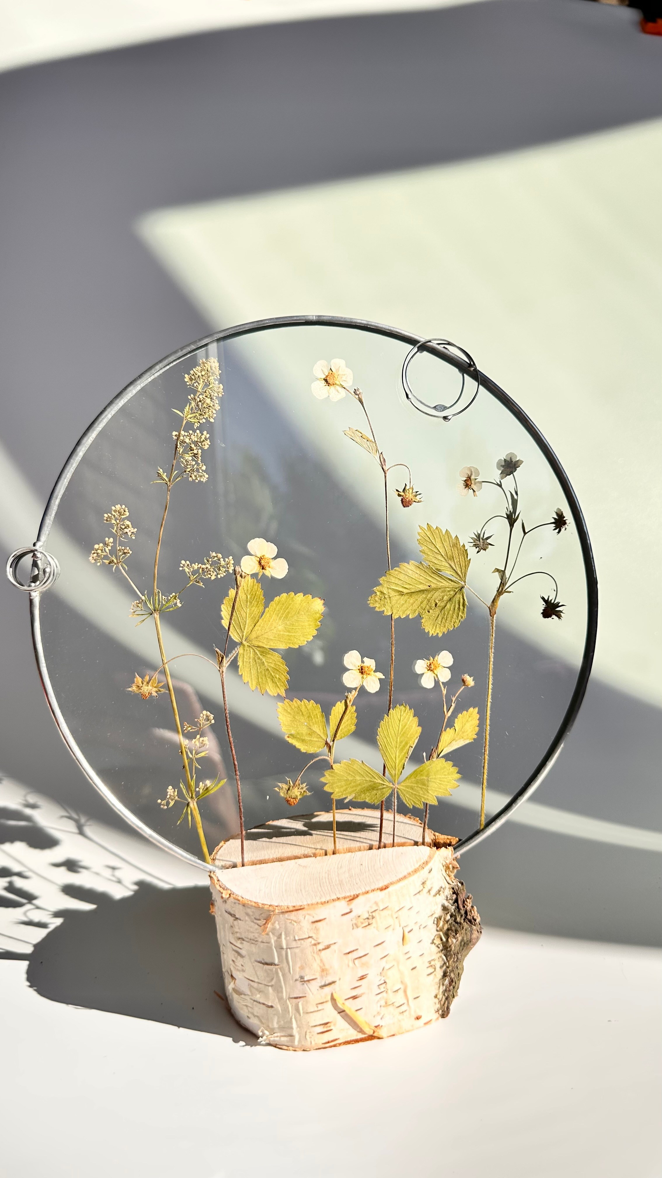 Земляника Круг 20 см. Оформляю пространства. Витражи с сухоцветами в технике Тиффани