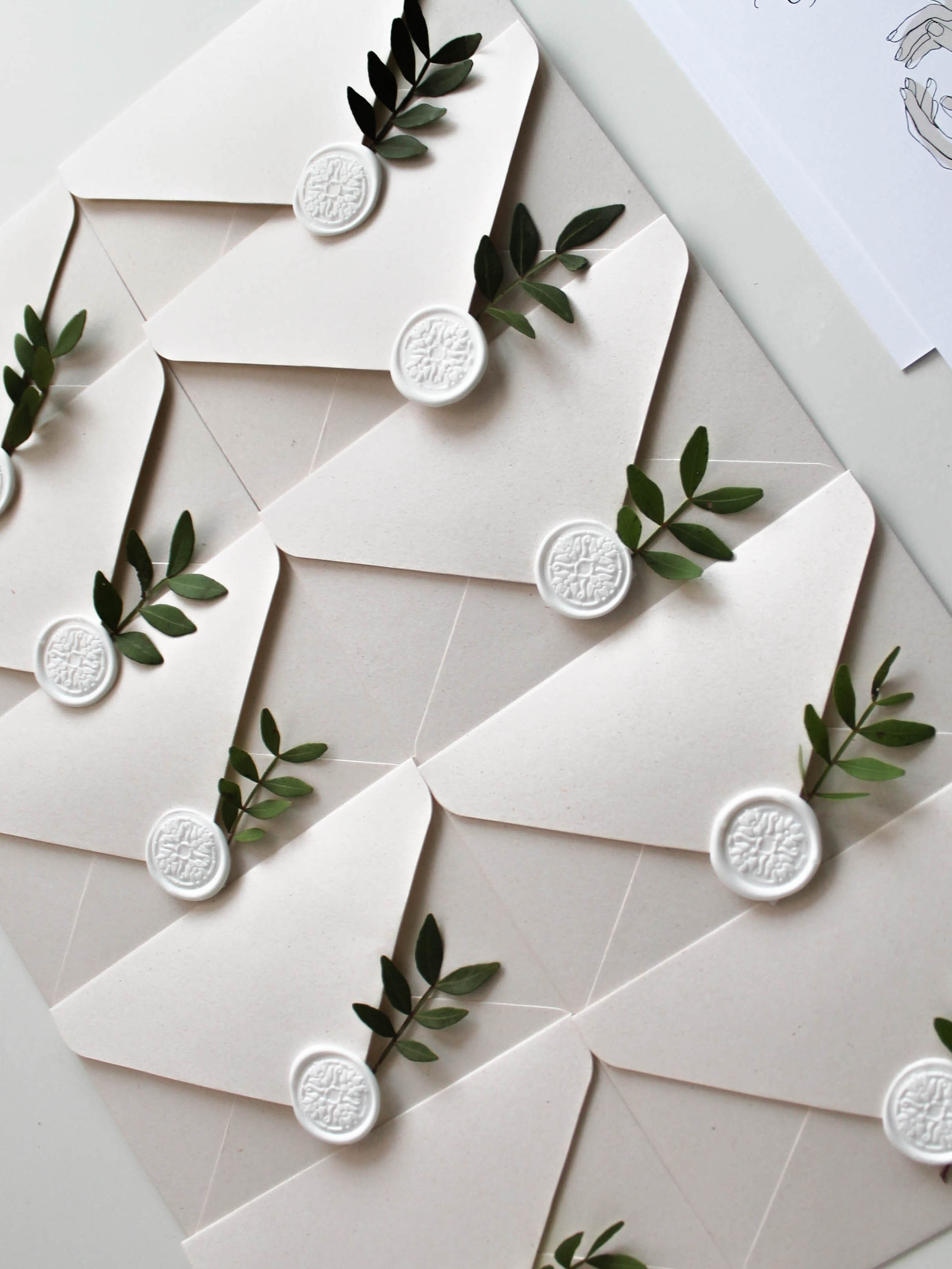 Нежность рук, от 240 руб. Дизайнер полиграфии в Санкт-Петербурге. Заказать свадебные приглашения, подарочные сертификаты, полиграфию для бизнеса, шелковые ленты