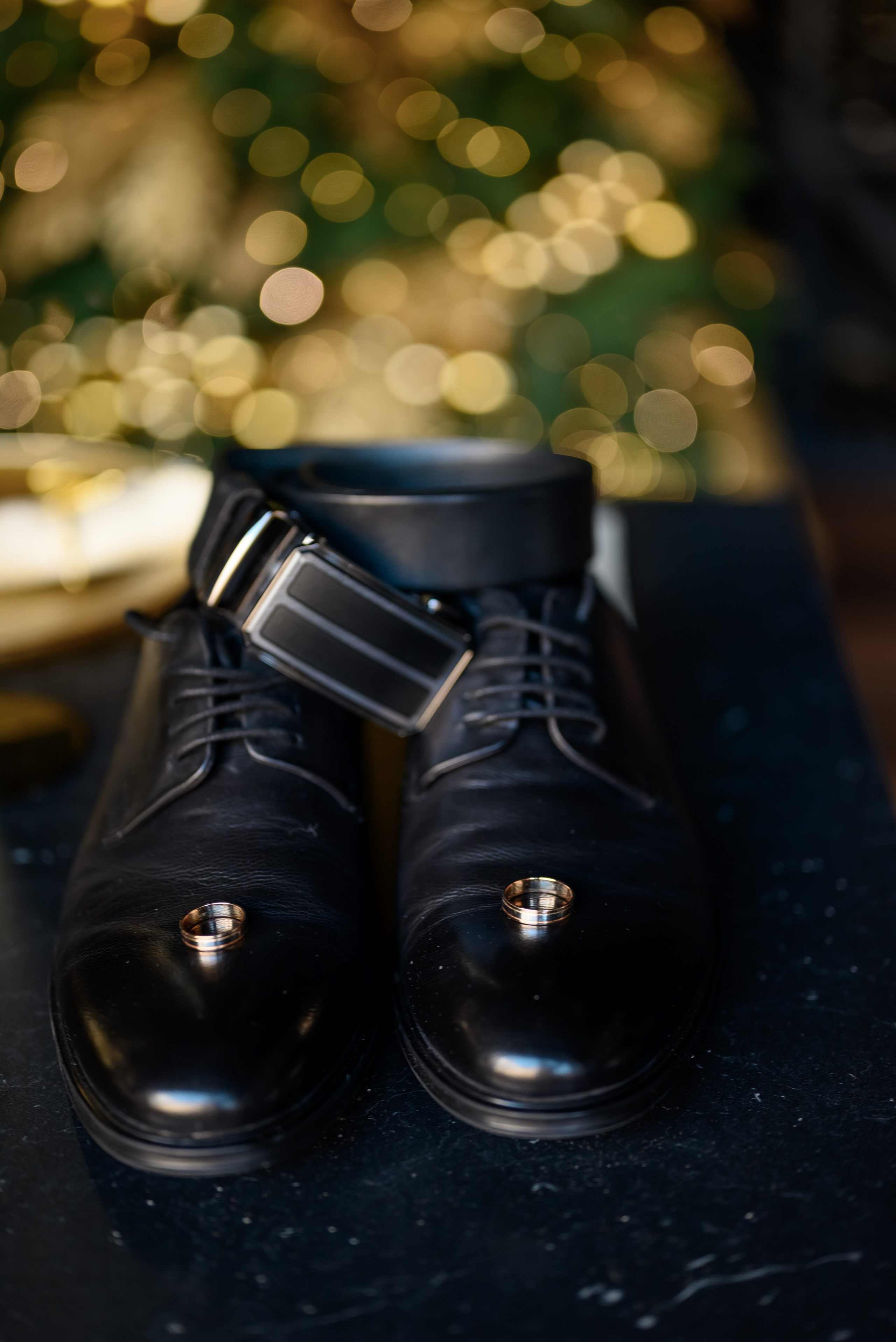 Туфли жениха с ремнем и обручальными кольцами