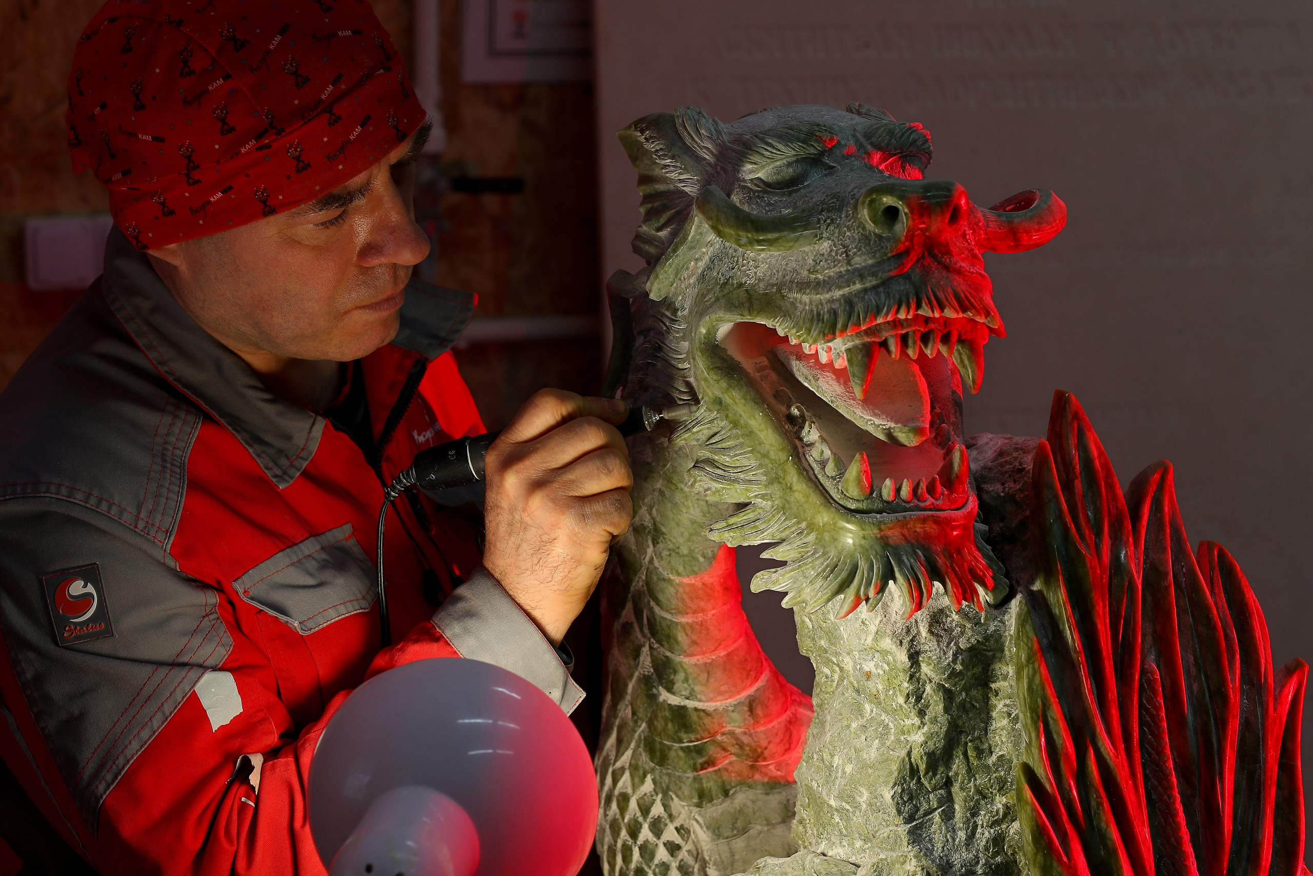 Изготовление резчиком по камню дракона.