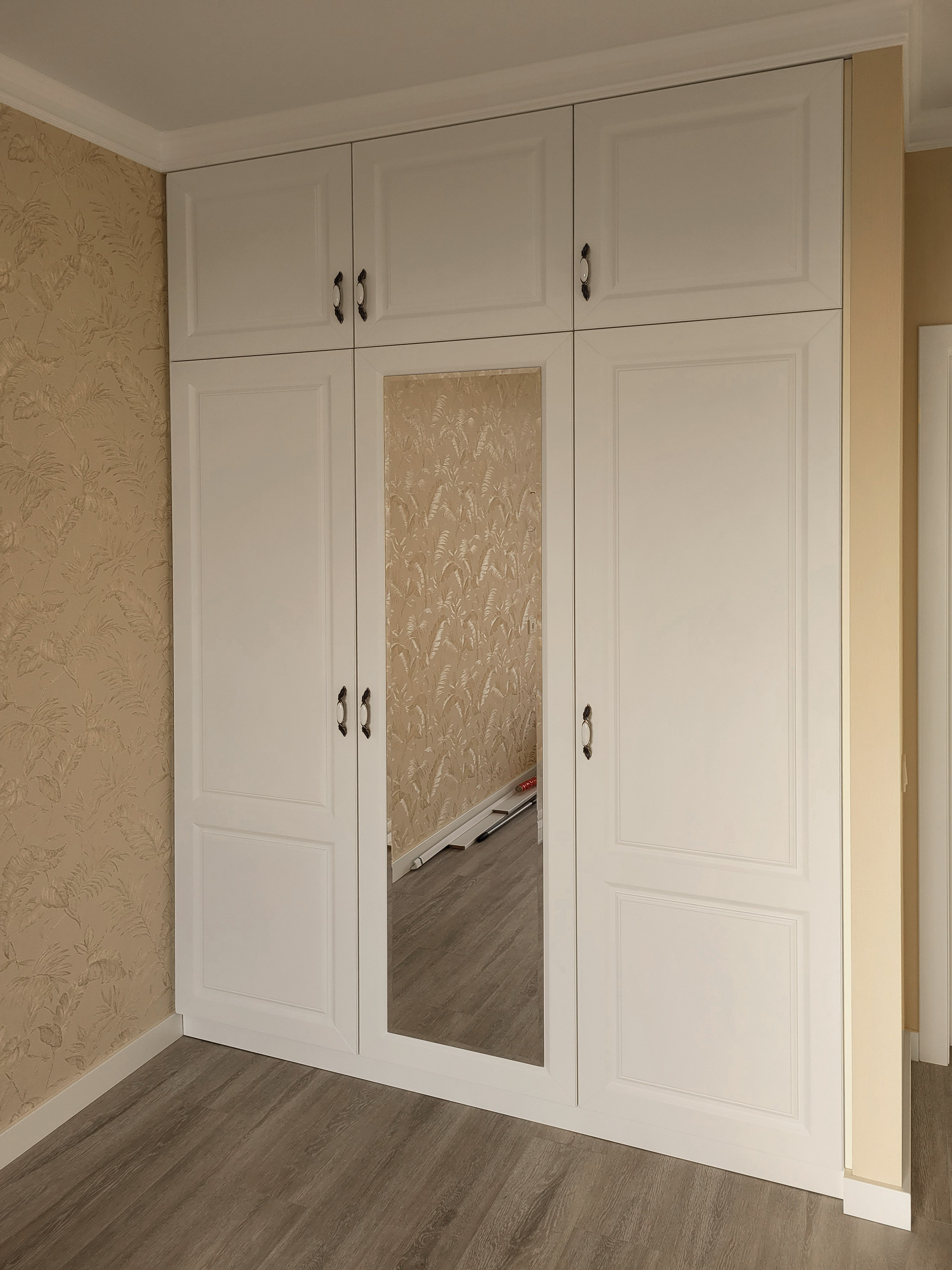 Шкафы, гардеробные и прихожие на заказ в Евпатории. Мебель на заказ в Евпатории