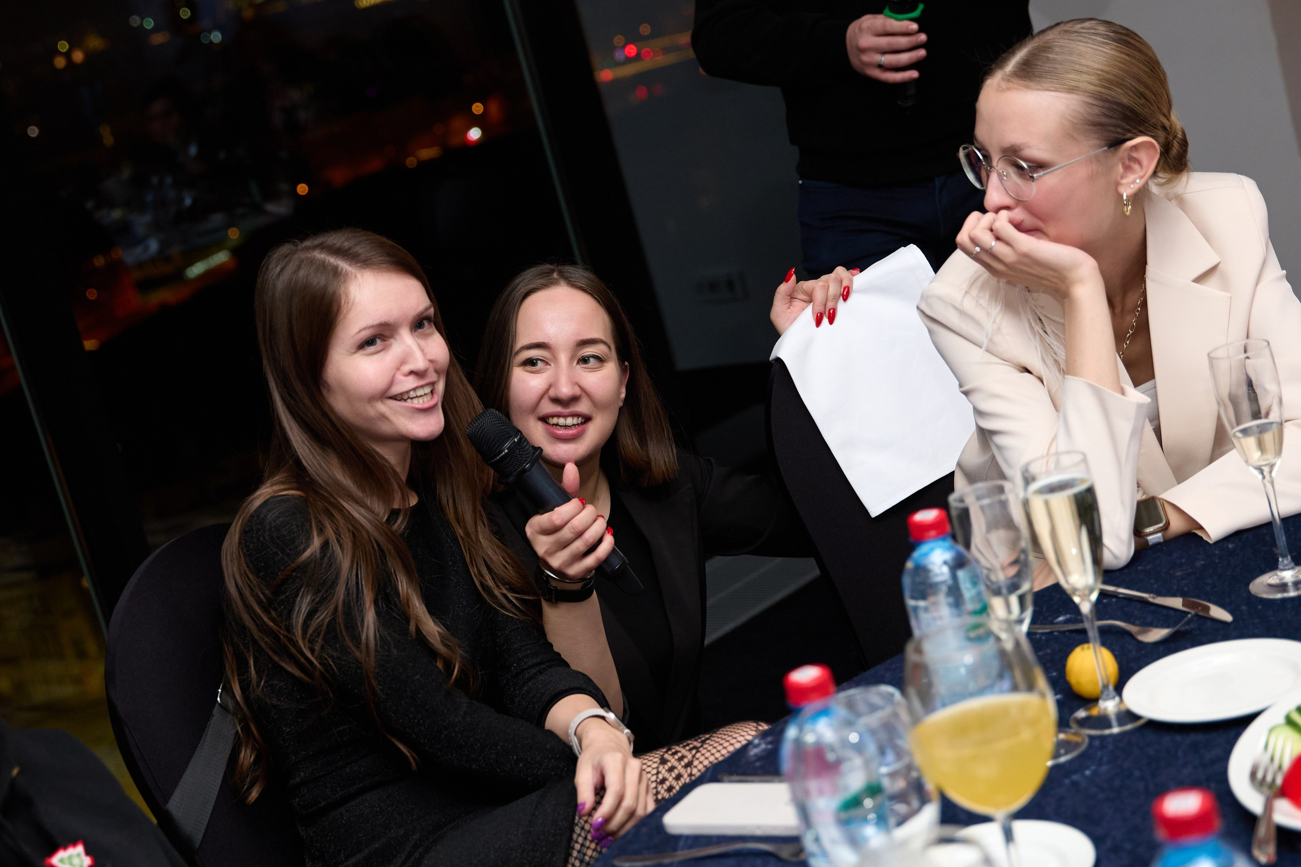 Заказать фотографа на корпоратив спб веселые гости девушки за столом.