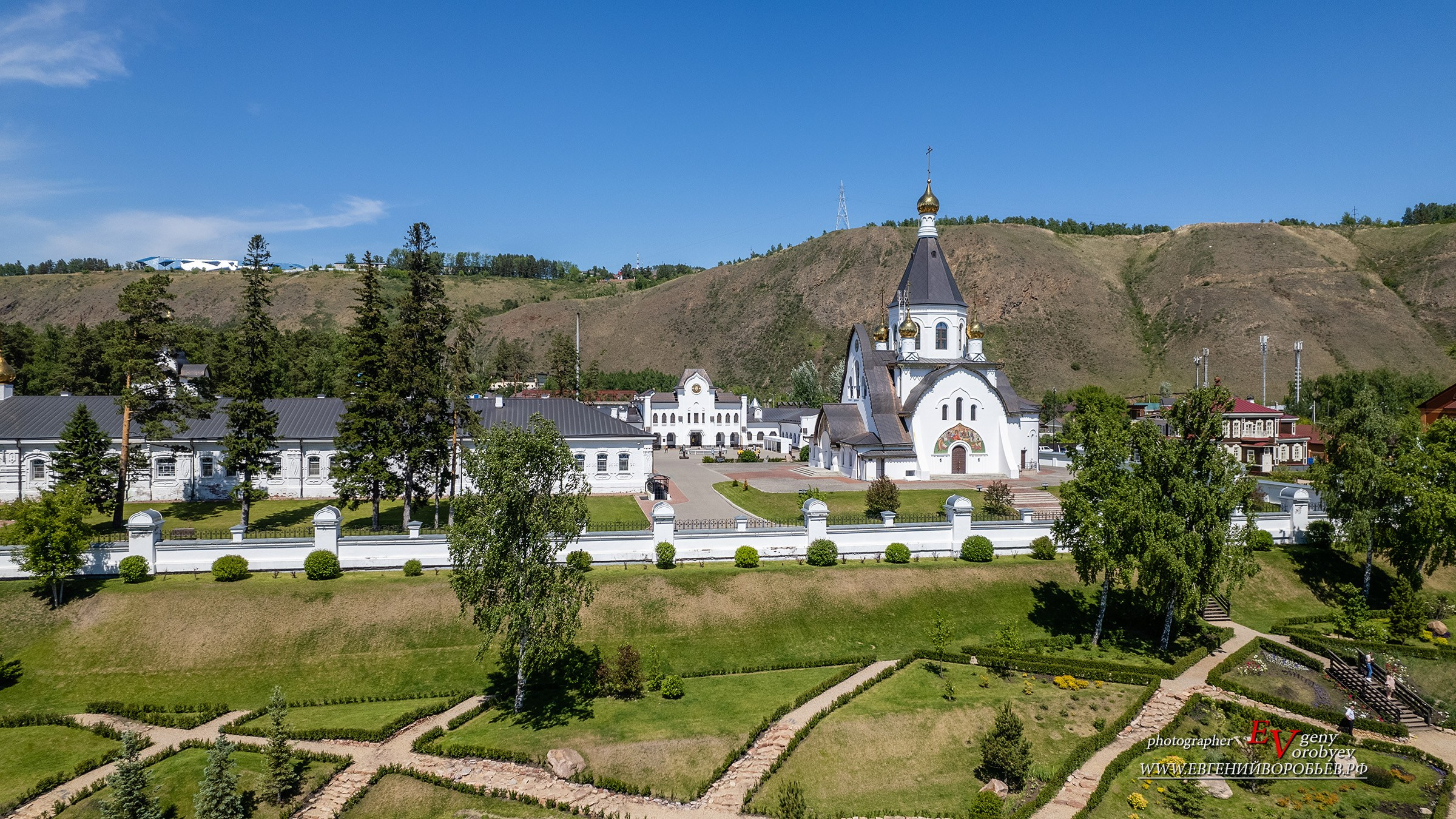 мужской монастырь на берегу Енисея Успенский храм Речной вокзал экскурсии Красноярск индивидуальный тур фото интересные места достопримечательности что посмотреть куда сходить что посетить фототур фотосессия аренда кабриолета аренда микроавтобуса трансфер цена заказать экскурсию программа маршрут смотровые площадки видовые красивые места Национальный парк заповедник Столбы Дивногорск Красноярская ГЭС путешествие туристический маршрут место силы Часовня Параскевы Пятницы Коммунальный мост остров Татышев Бобровый лог Николаевская сопка набережная Енисея село Овсянка музей Астафьева Караульная гора Виноградовский мост гид экскурсовод индивидуальная экскурсия фотосъемка виды на Енисей фанпарк Бобровый лог парк флоры и фауны Роев ручей Торгашинский хребет скала Такмак вантовый мост куда сходить цены расписание заказать онлайн экскурсионное обслуживание трансфер на комфортабельном автобусе