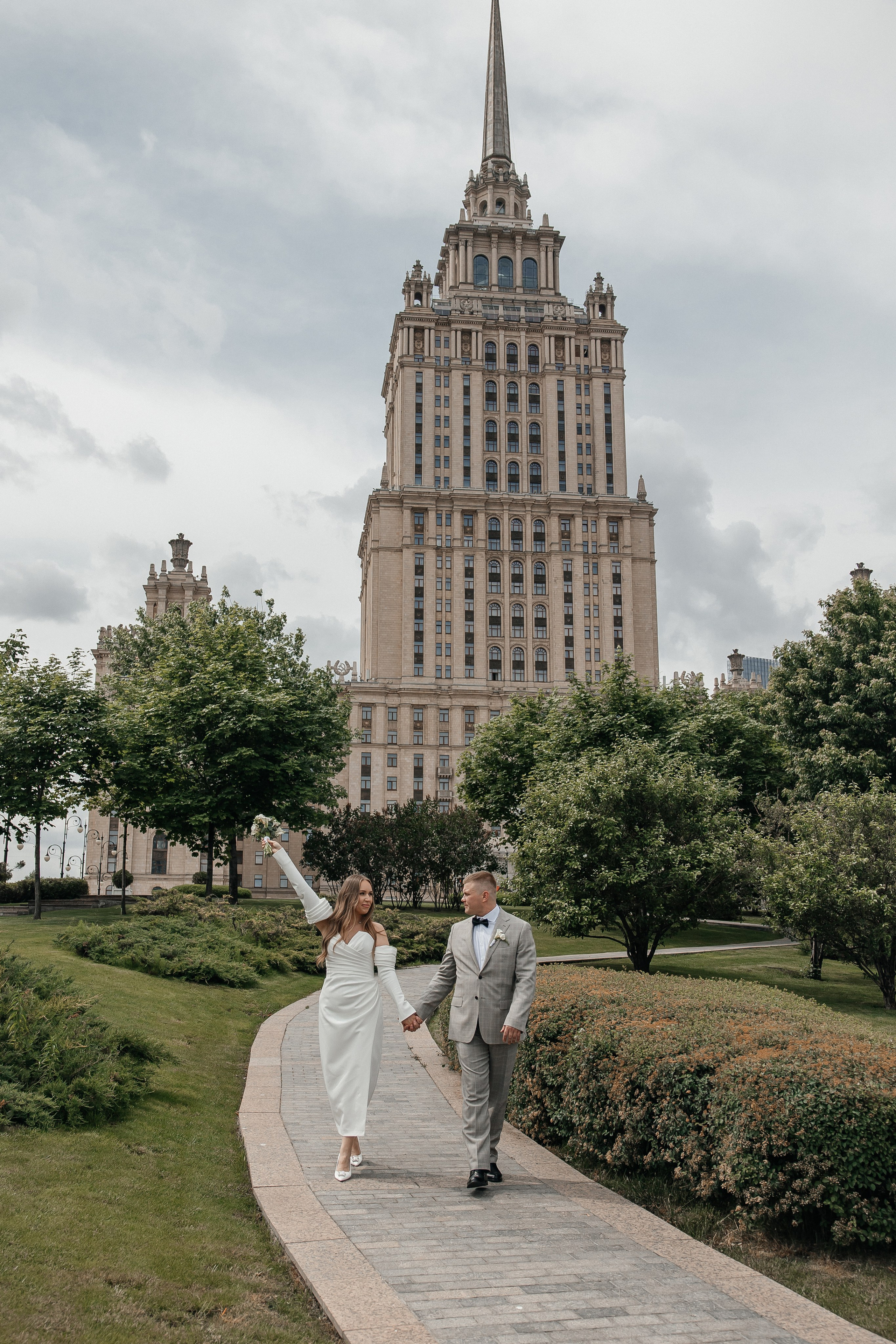 Свадебная прогулка в Москве. Свадебный фотограф в Москве Дарья Олендарёва