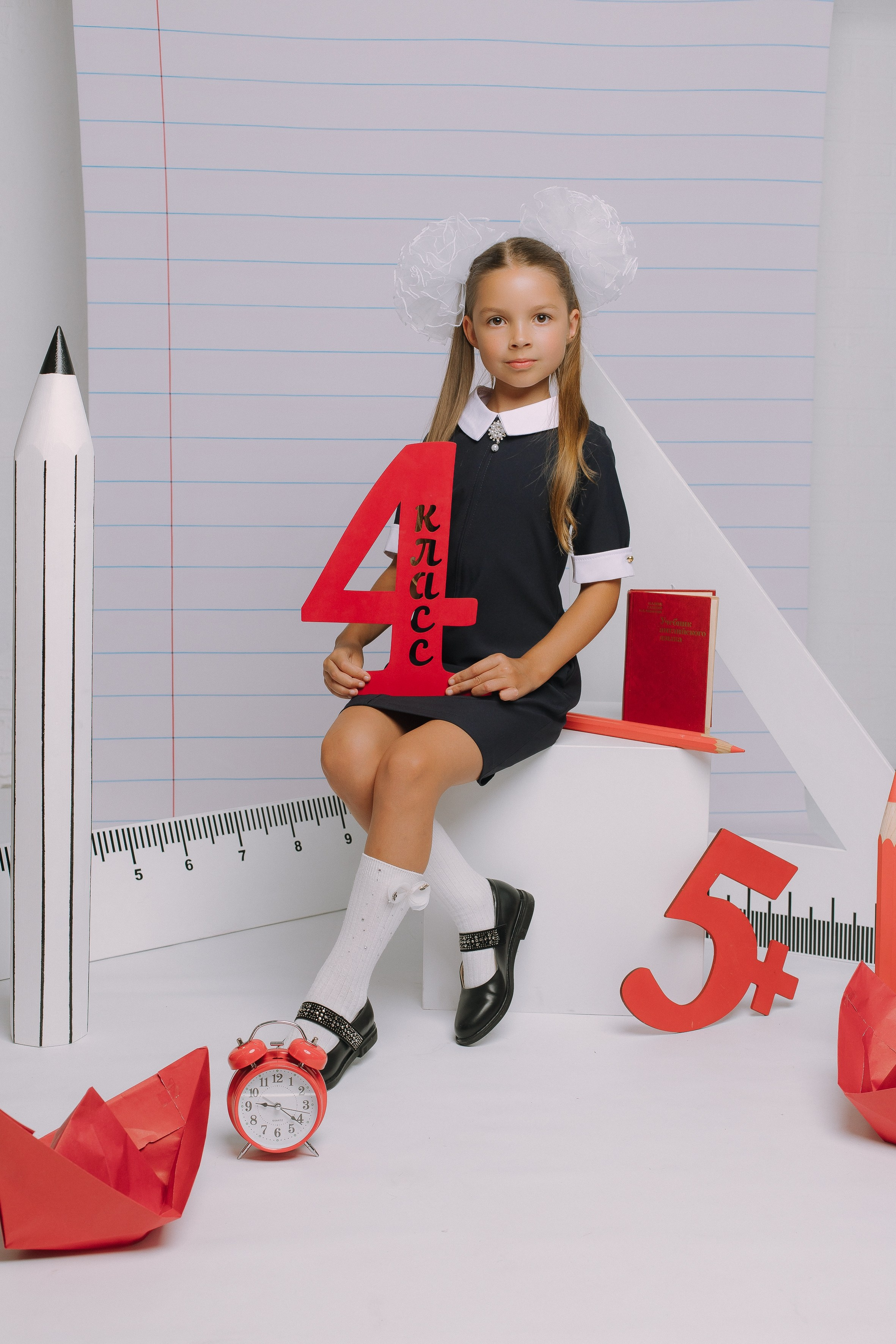 Студия- Портреты начальная школа (С реквизитом). Выпускные альбомы Натальи Бутко: Новороссийск, Анапа, Геленджик