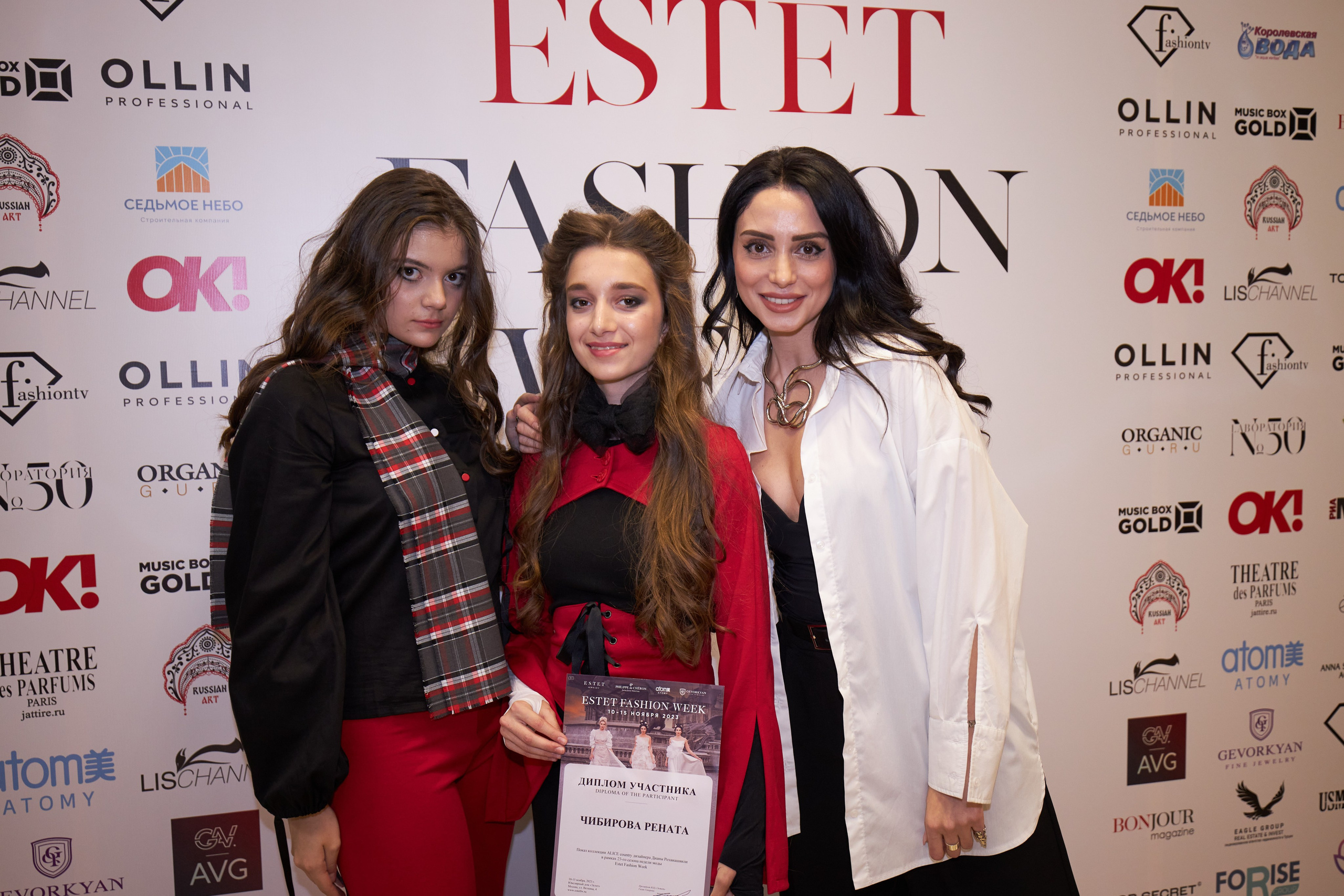 Estet Fashion Week 2023 - фото с дипломами у пресс-вола