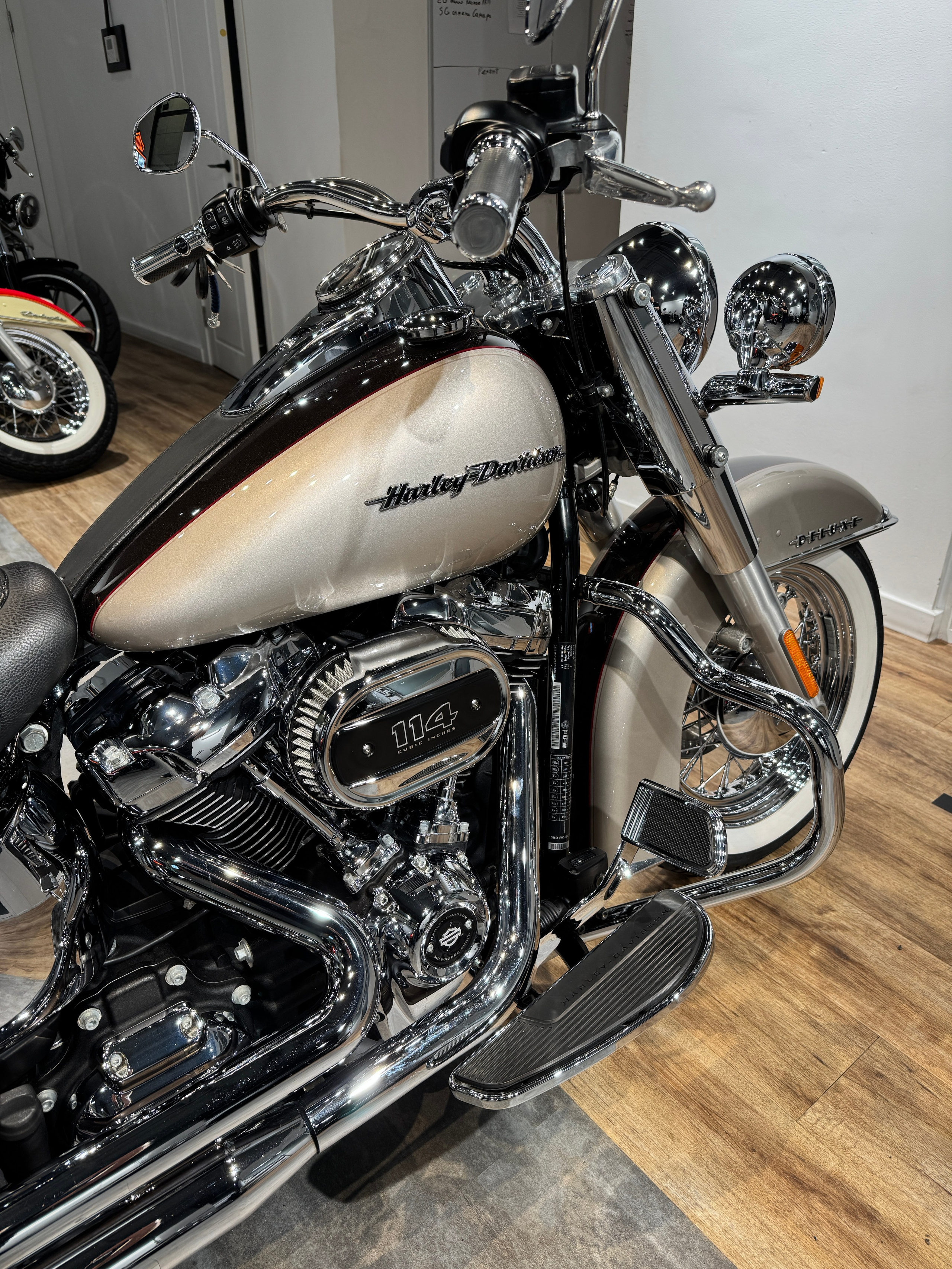 Harley Davidson 2018 Deluxe (Silver Fortune/Sumatra Bro) — купить мотоцикл. Hello Davidson, Москва. Только хорошие мотоциклы…