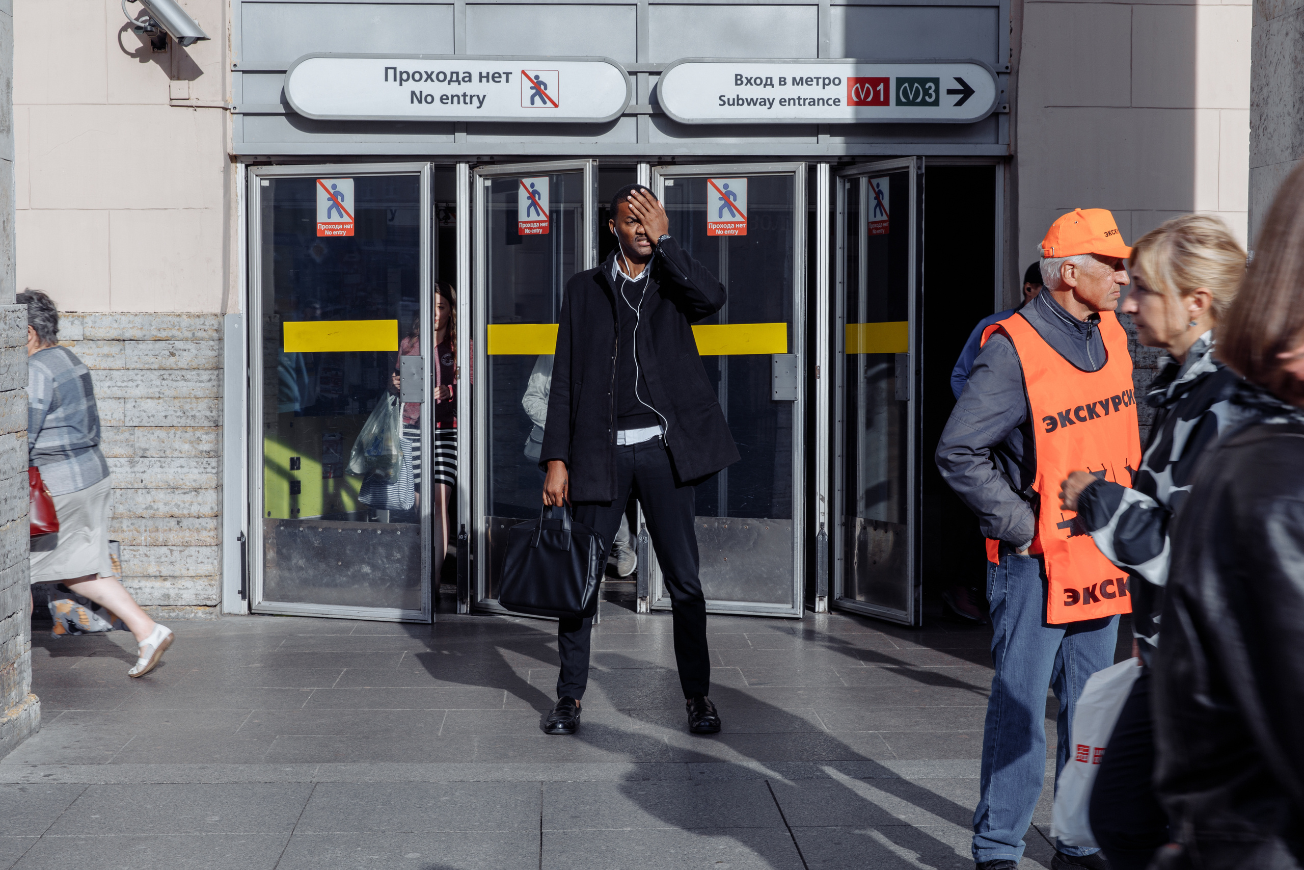 Творческая съемка темнокожего ведущего. Ева Демидова. Спортсмен по конкуру в Санкт-Петербуре