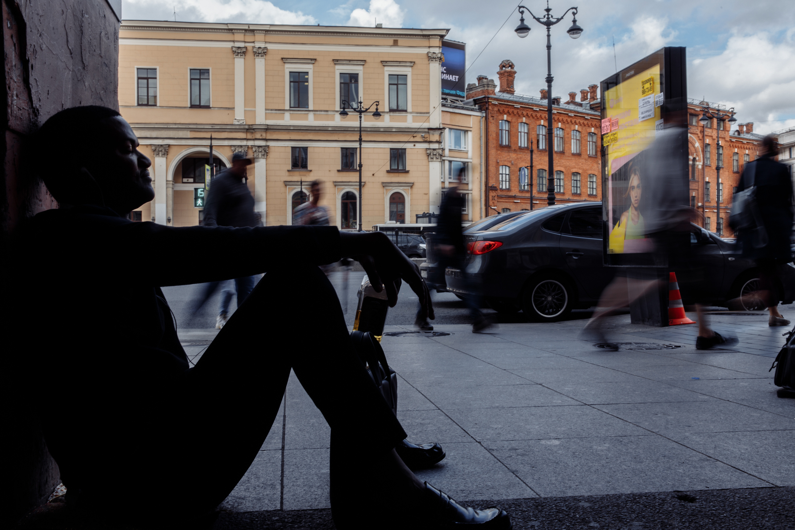 Творческая съемка темнокожего ведущего. Ева Демидова. Спортсмен по конкуру в Санкт-Петербуре
