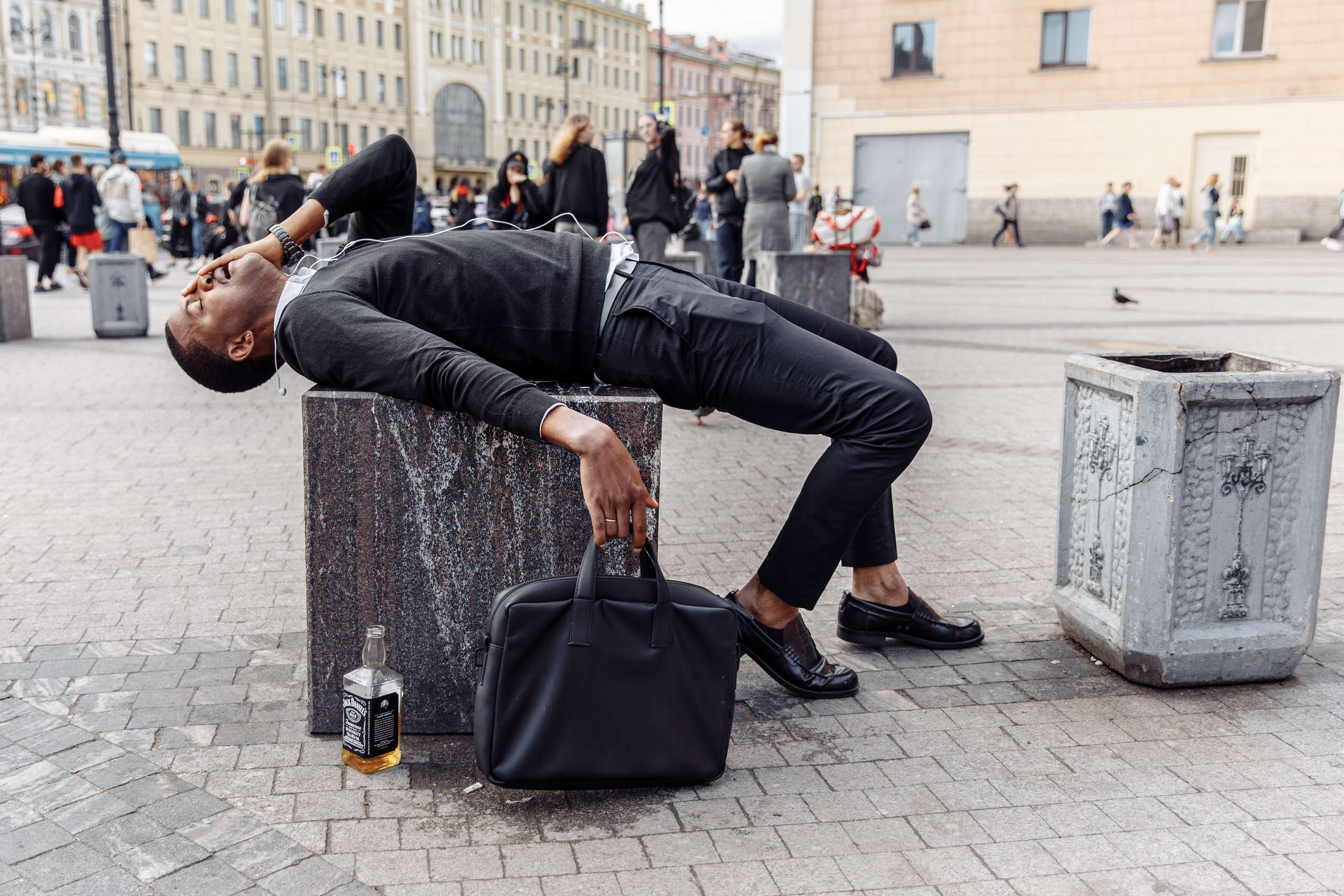 Творческая съемка темнокожего ведущего. Ева Демидова. Спортсмен по конкуру в Санкт-Петербуре