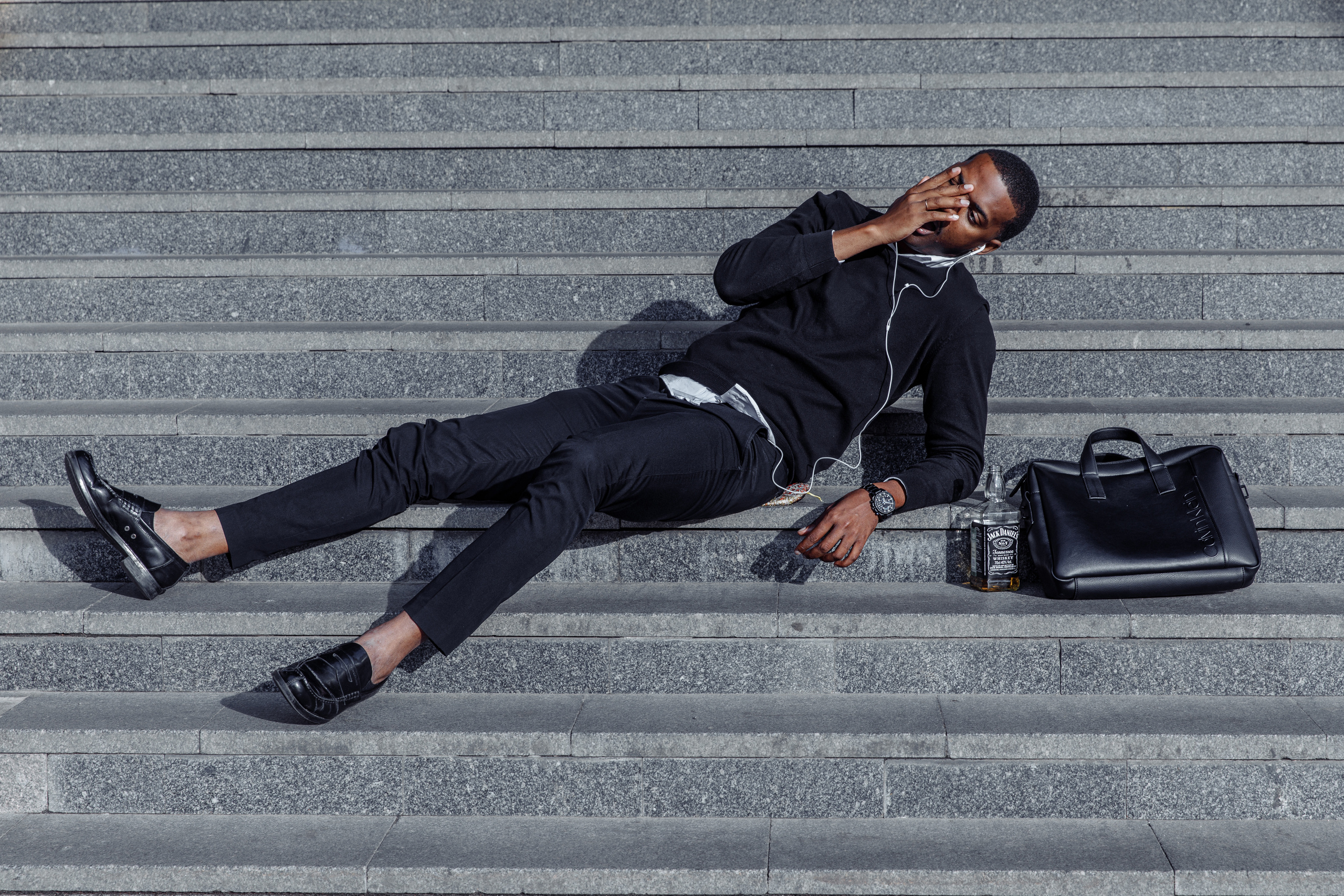 Творческая съемка темнокожего ведущего. Ева Демидова. Спортсмен по конкуру в Санкт-Петербуре