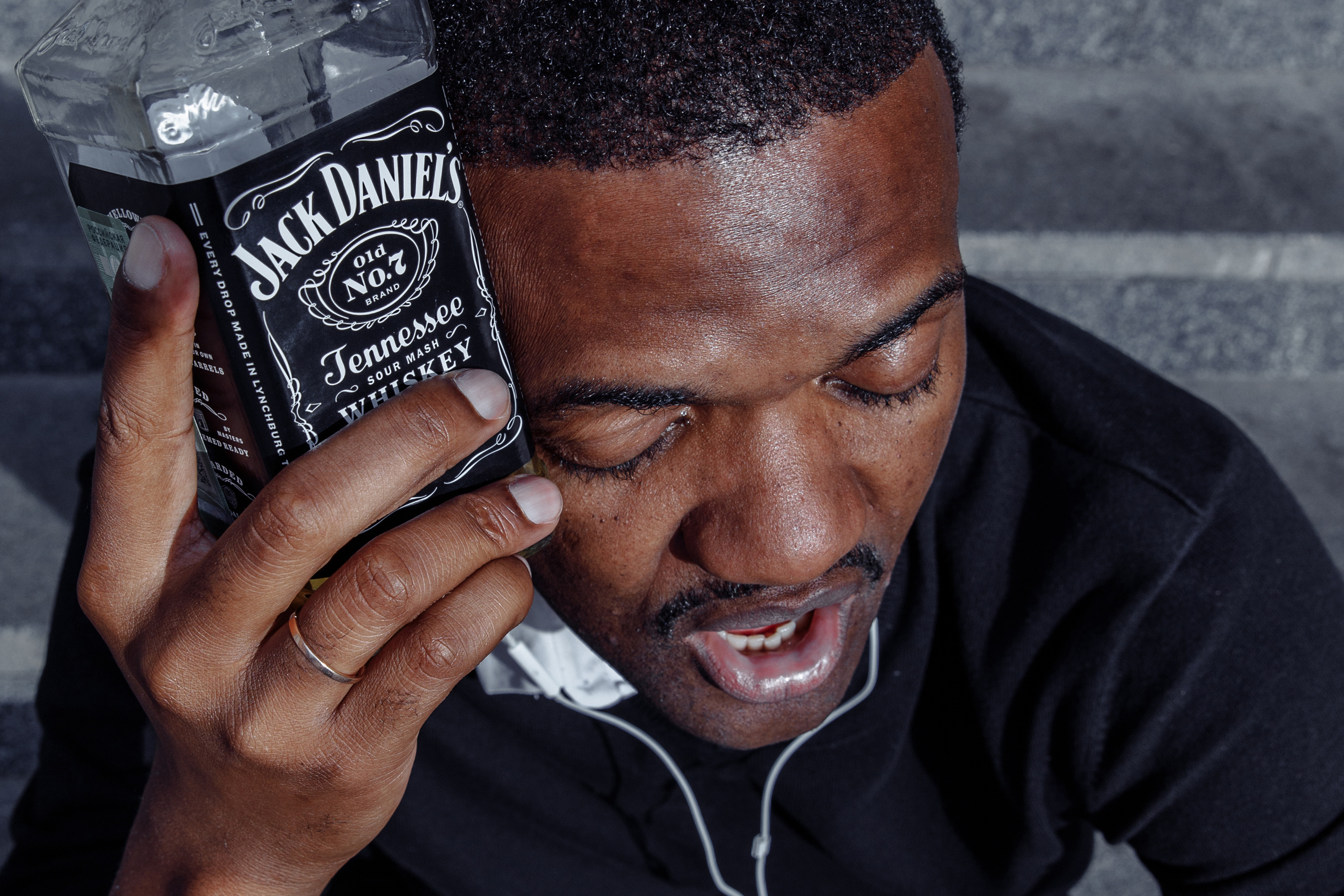 Творческая съемка темнокожего ведущего. Ева Демидова. Спортсмен по конкуру в Санкт-Петербуре