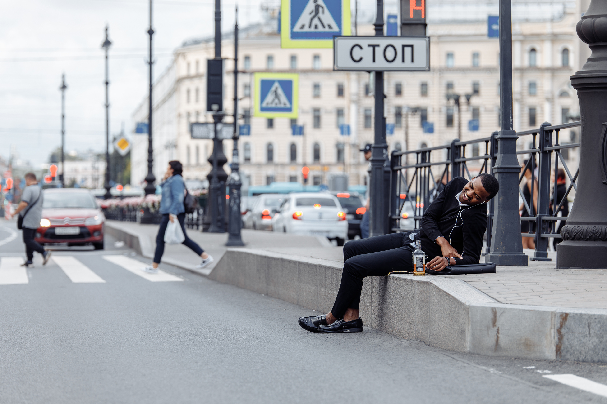 Творческая съемка темнокожего ведущего. Ева Демидова. Спортсмен по конкуру в Санкт-Петербуре