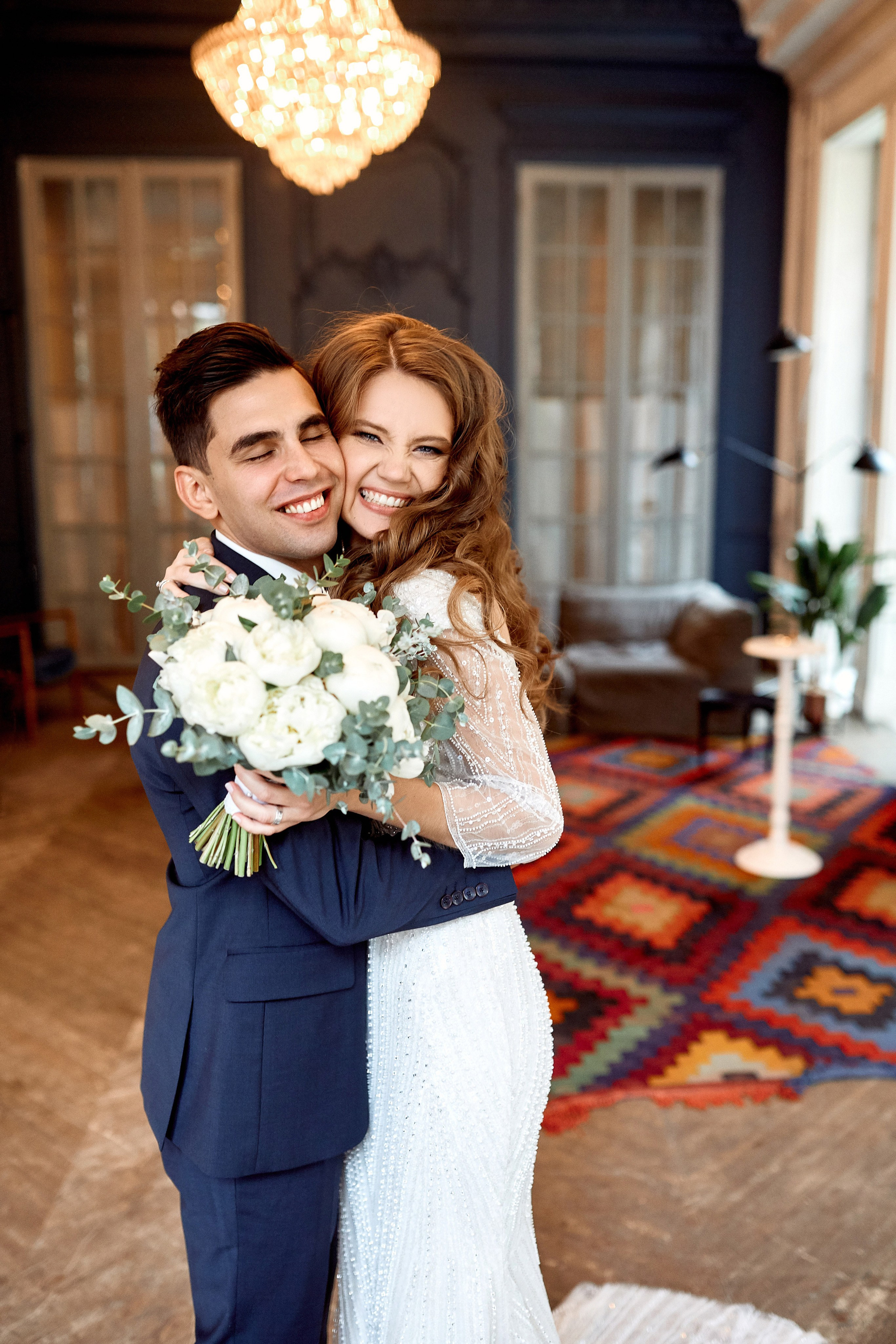 Выбирая фотографа в ЗАГС и являясь поклонником эмоций на фотографии, посмотрите портфолио. Такие фотографии получаются не только из-за того, что пара является сама по себе такой. Это означает, что рядом человек, снявший фото умеет работать эмоционально с парой, а также настраивать на подобный лад.