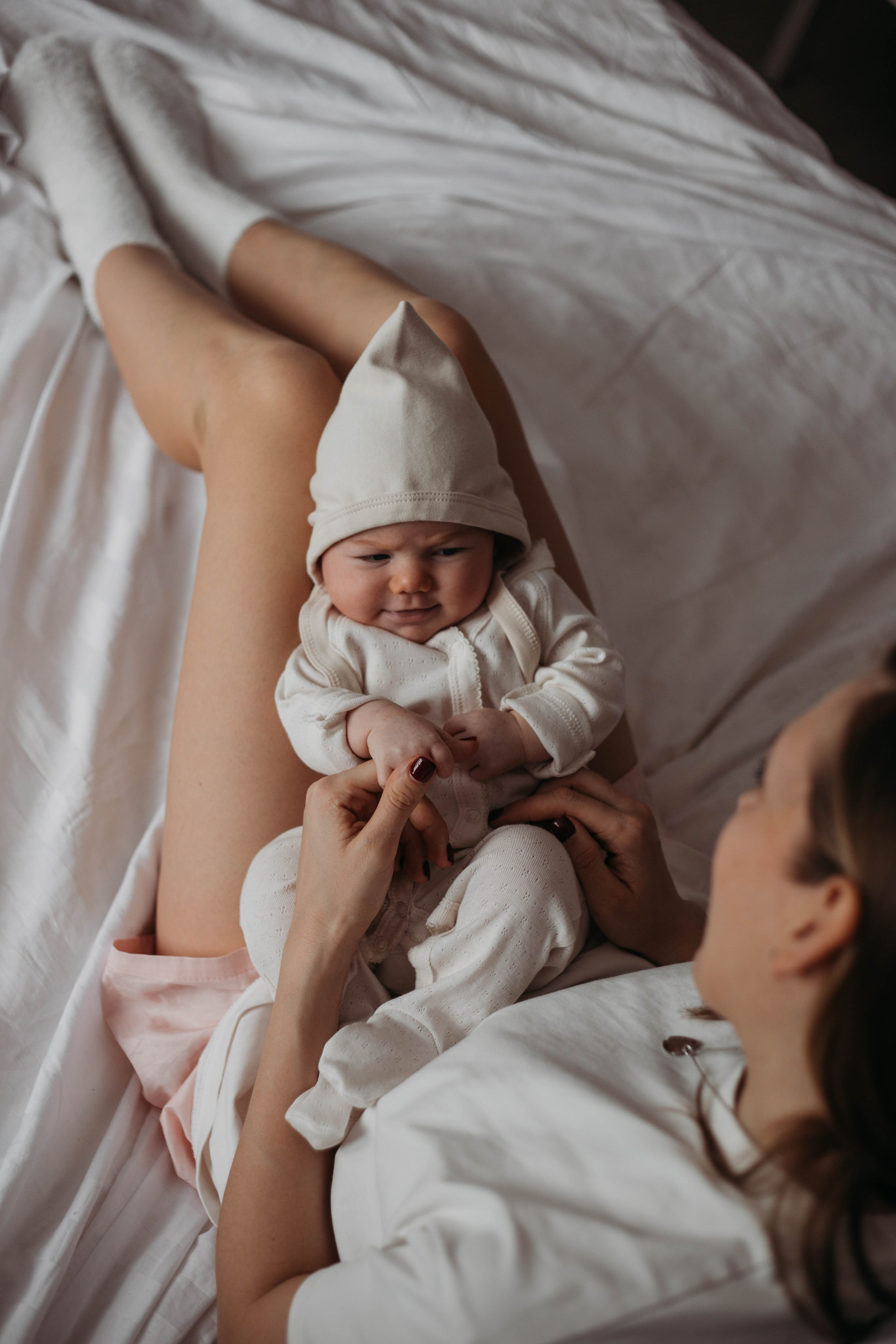 новорожденный ребенок на коленях у мамы