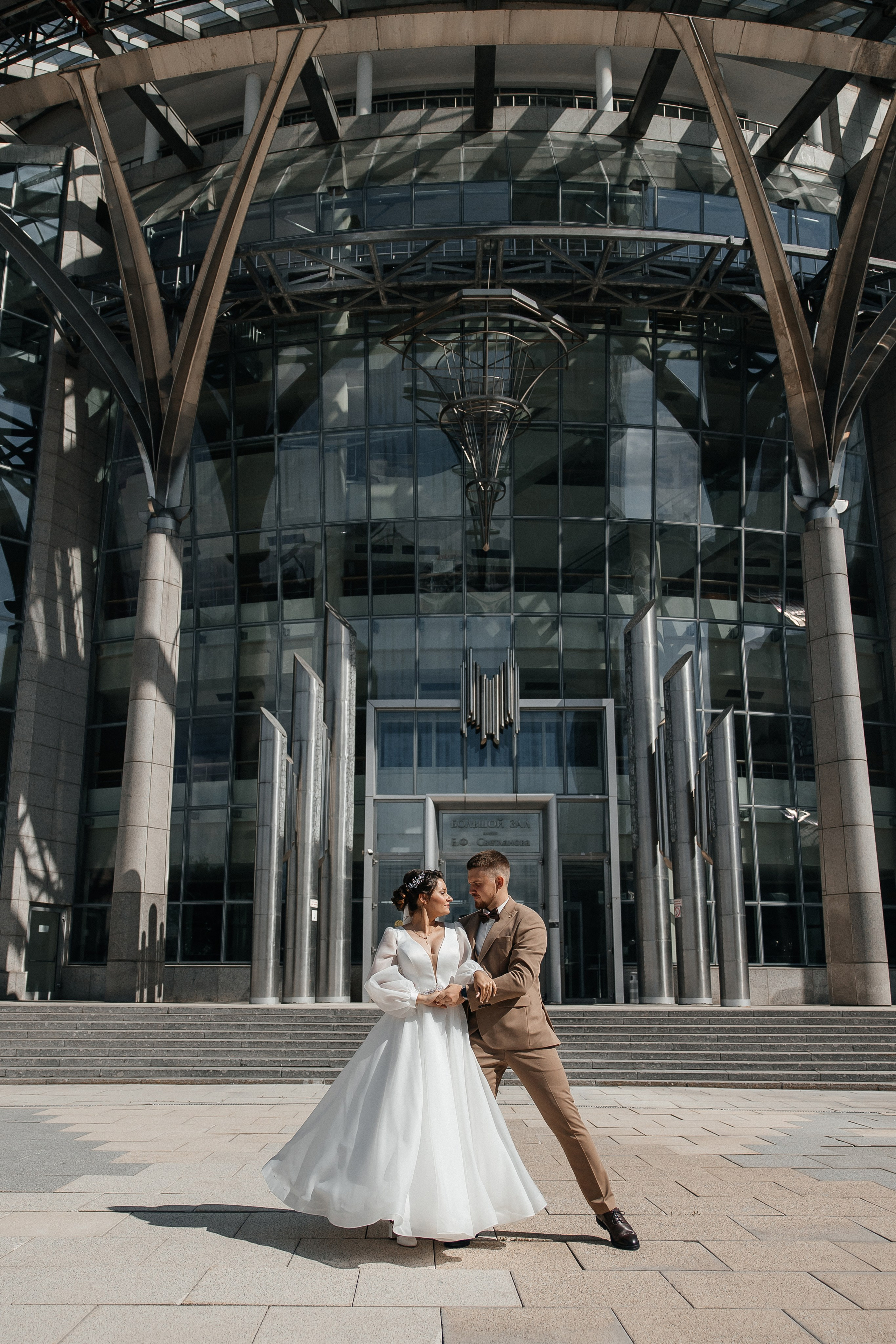 Свадебная фотосессия у Дома Музыки. Свадебный фотограф в Москве Дарья Олендарёва