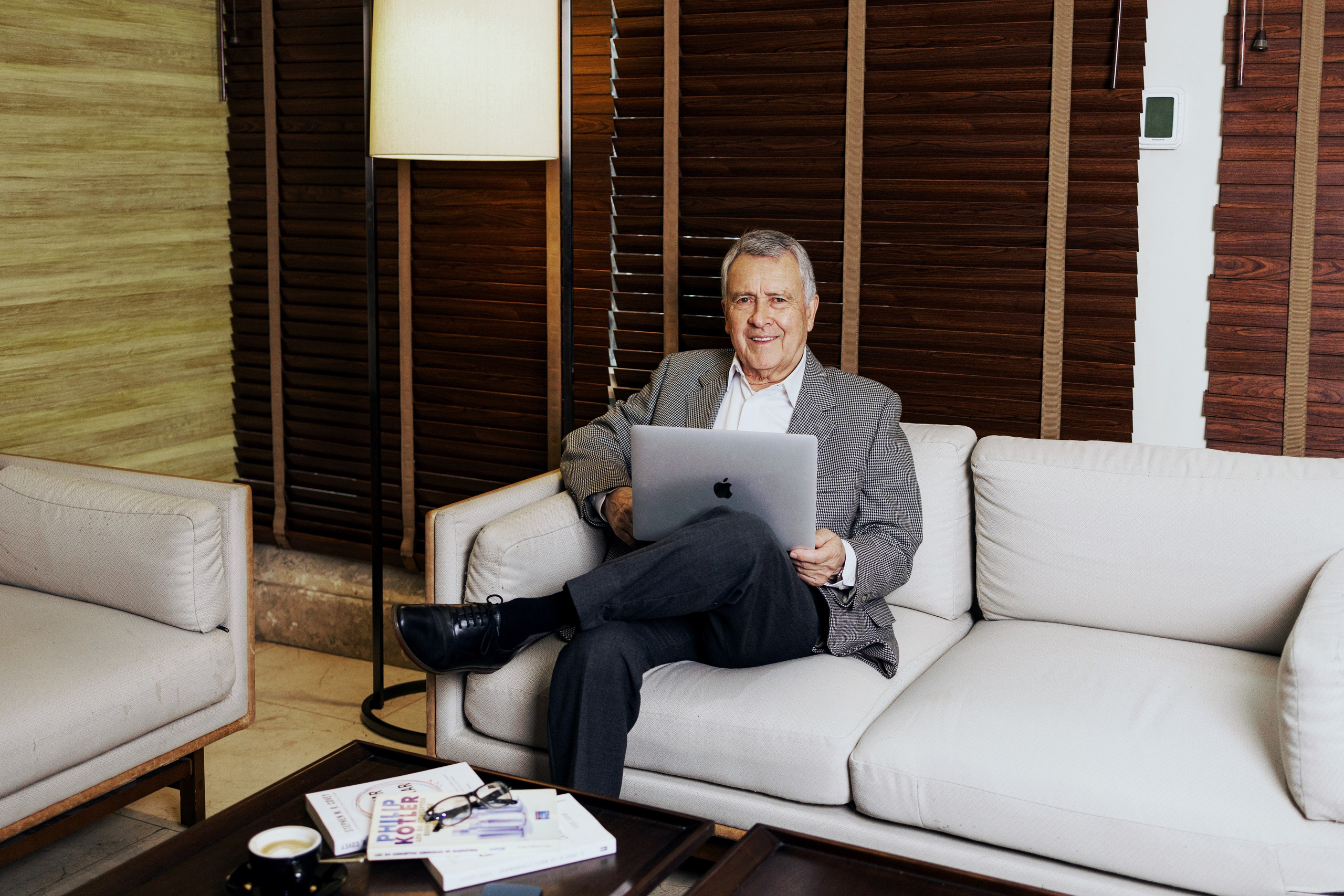 Fotografía Corporativa y Retratos Profesionales en Santiago, Chile. Retrato formal. Fotos Profesionales para LinkedIn, Empresas. Fotógrafa en Santiago, Chile | Julia Zalnova