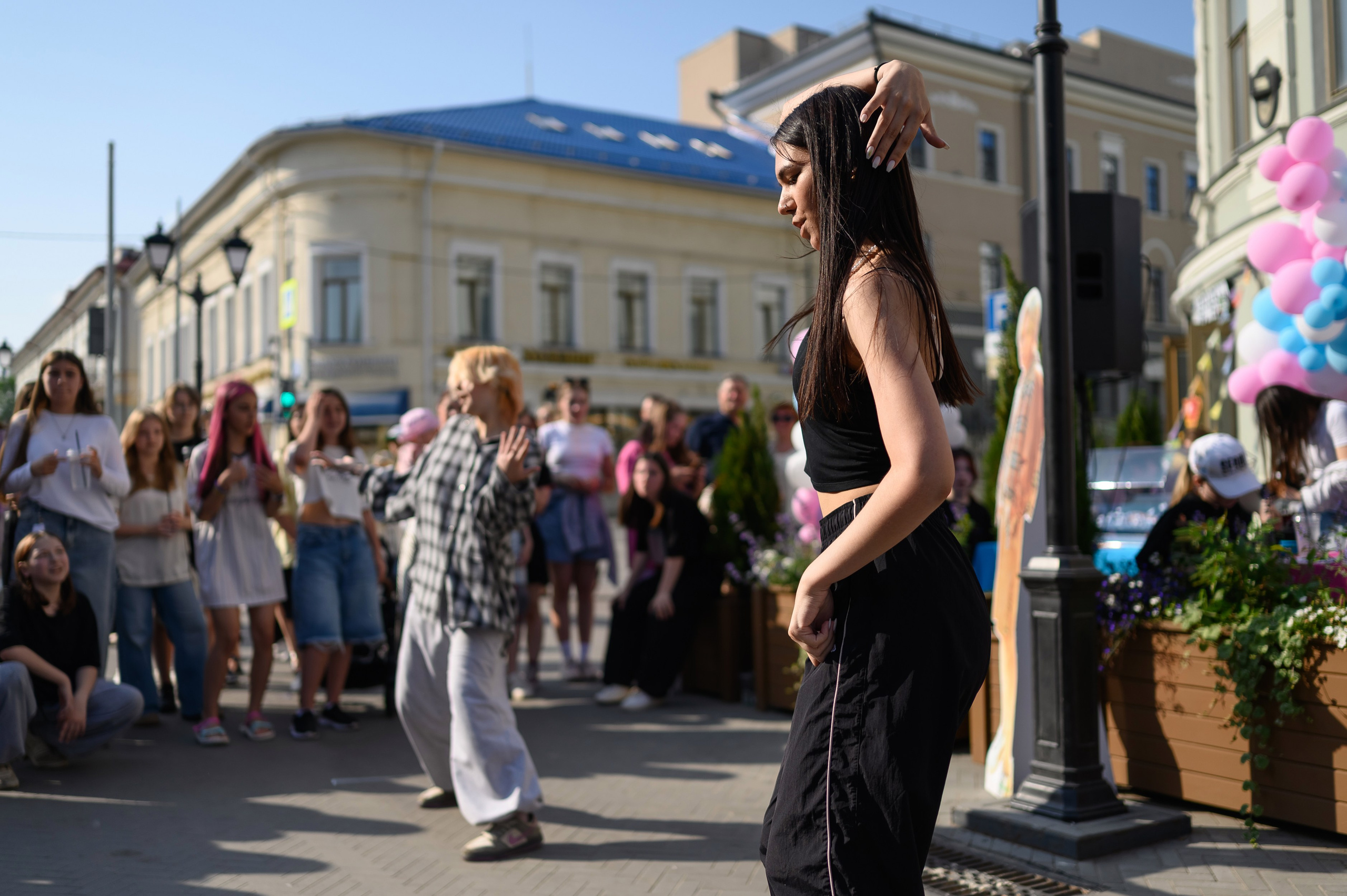 Танцевальный флешмоб перед рестораном HOT POT снят профессиональным казанским фотографом