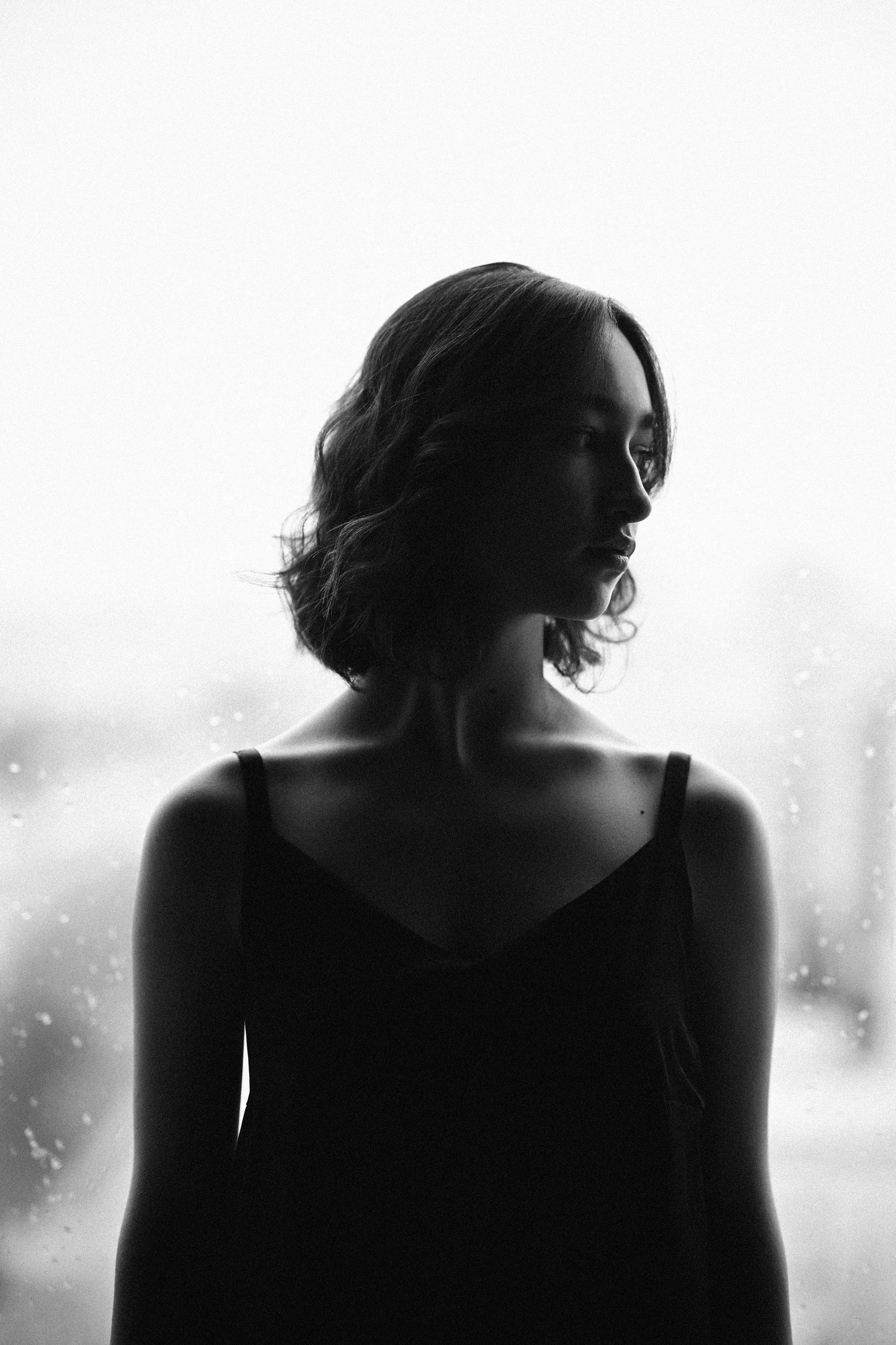 Атмосферная чёрно-белая фотосессия у окна в студии Казани