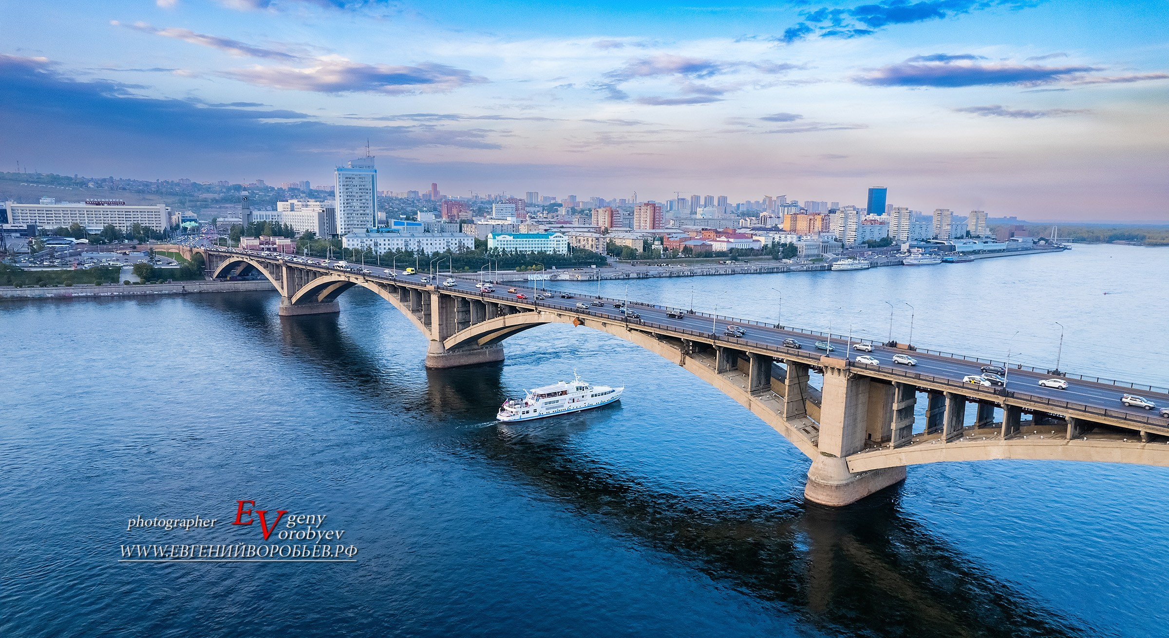 Коммунальный мост Речной вокзал индивидуальный тур Красноярск экскурсии фототур фотосессия аренда кабриолета аренда микроавтобуса трансфер гид экскурсовод индивидуальная экскурсия фотосъемка интересные места что посмотреть куда сходить что посетить достопримечательности Красноярска смотровые площадки видовые красивые места Национальный парк заповедник Столбы Дивногорск Красноярская ГЭС путешествие туристический маршрут место силы Часовня Параскевы Пятницы Коммунальный мост остров Татышев Бобровый лог Николаевская сопка набережная Енисея село Овсянка музей Астафьева Караульная гора Виноградовский мост виды на Енисей фанпарк Бобровый лог парк флоры и фауны Роев ручей Торгашинский хребет скала Такмак вантовый мост куда сходить цены расписание заказать онлайн экскурсионное обслуживание трансфер на комфортабельном автобусе цена заказать экскурсию программа маршрут