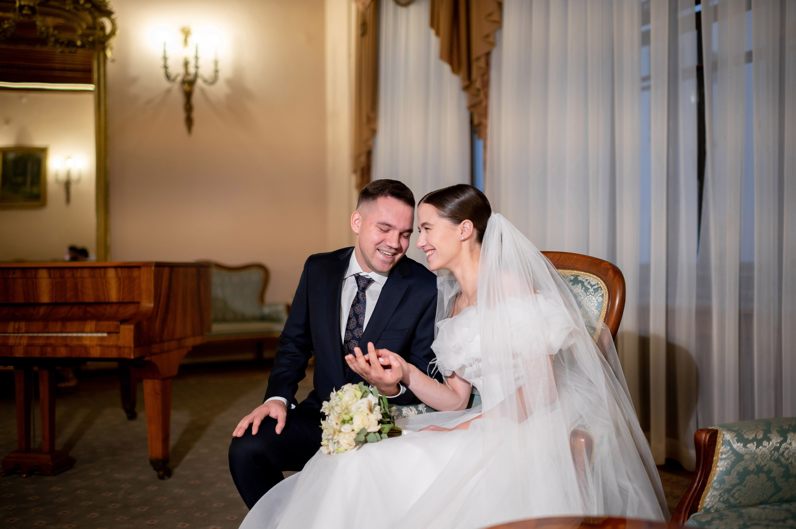 Осенняя великолепная свадебная прогулка жениха и невесты в октябре в Санкт-Петербурге в Михайловском парке и у Атлантов на Миллионной улице. Портретный, семейный и свадебный фотограф в Санкт-Петербурге и в Пушкине Ширяев Денис