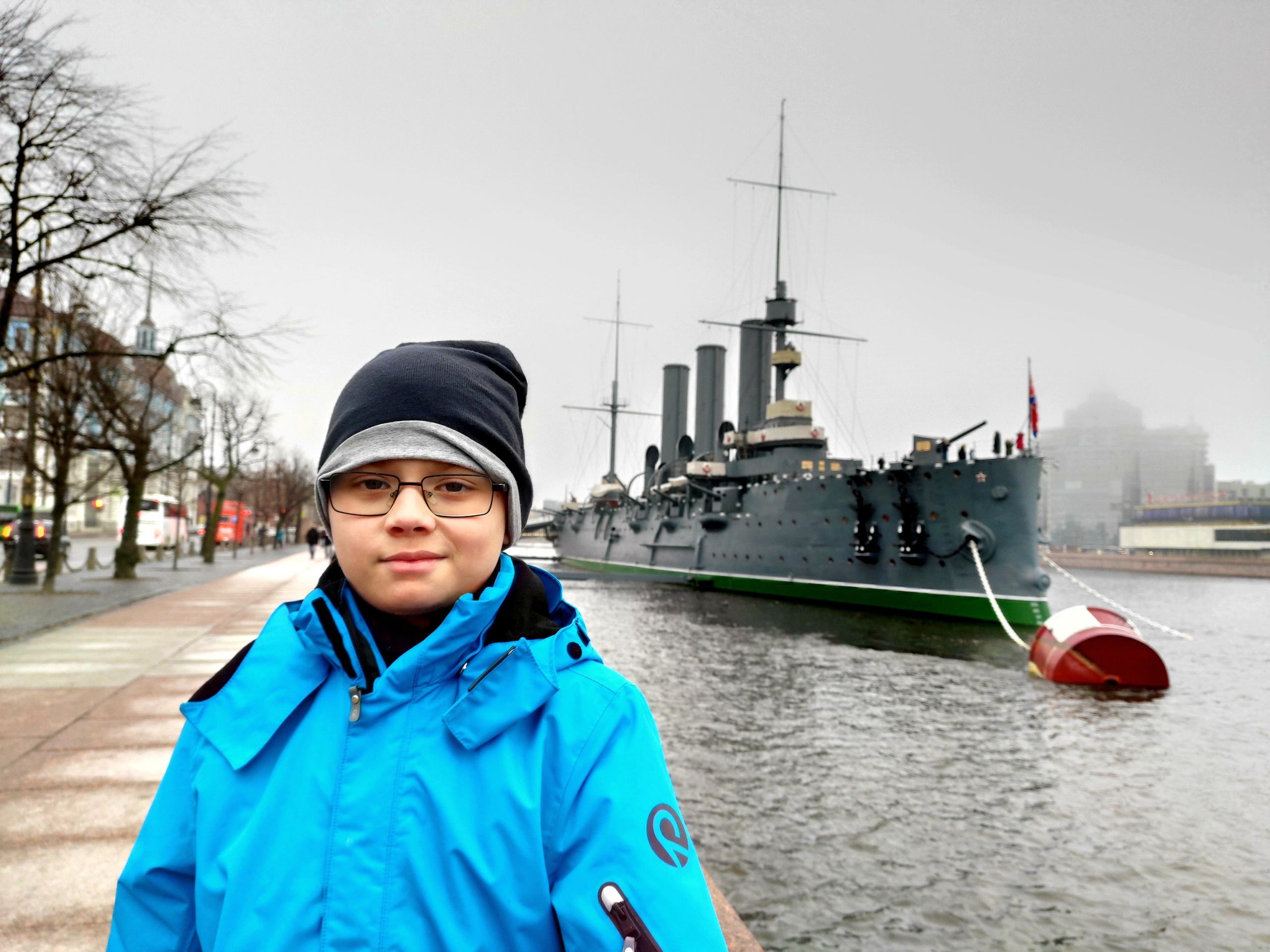 И на ее фоне