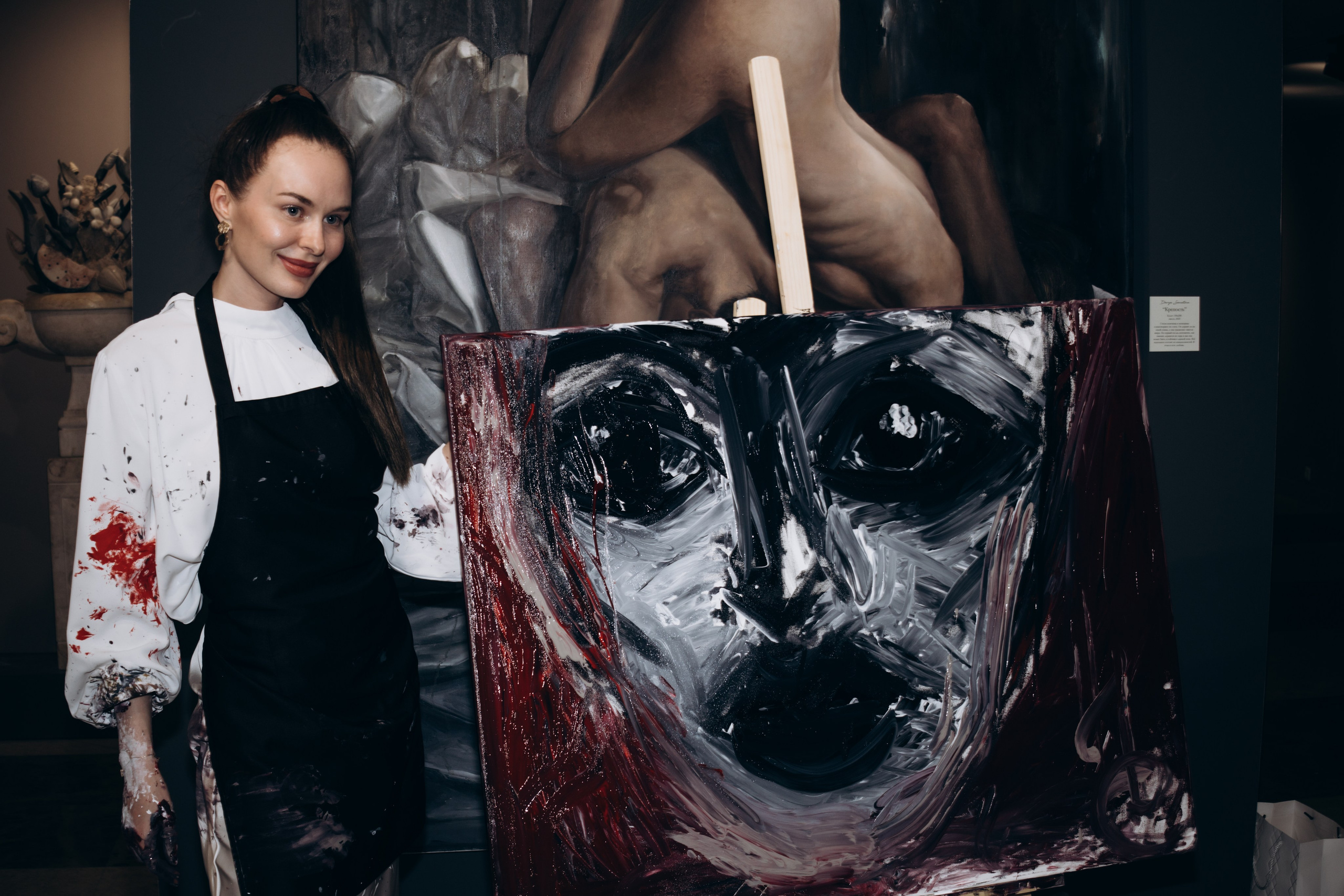 репортажный фотограф александра хитрина-художницы дарья санатина рисует картину