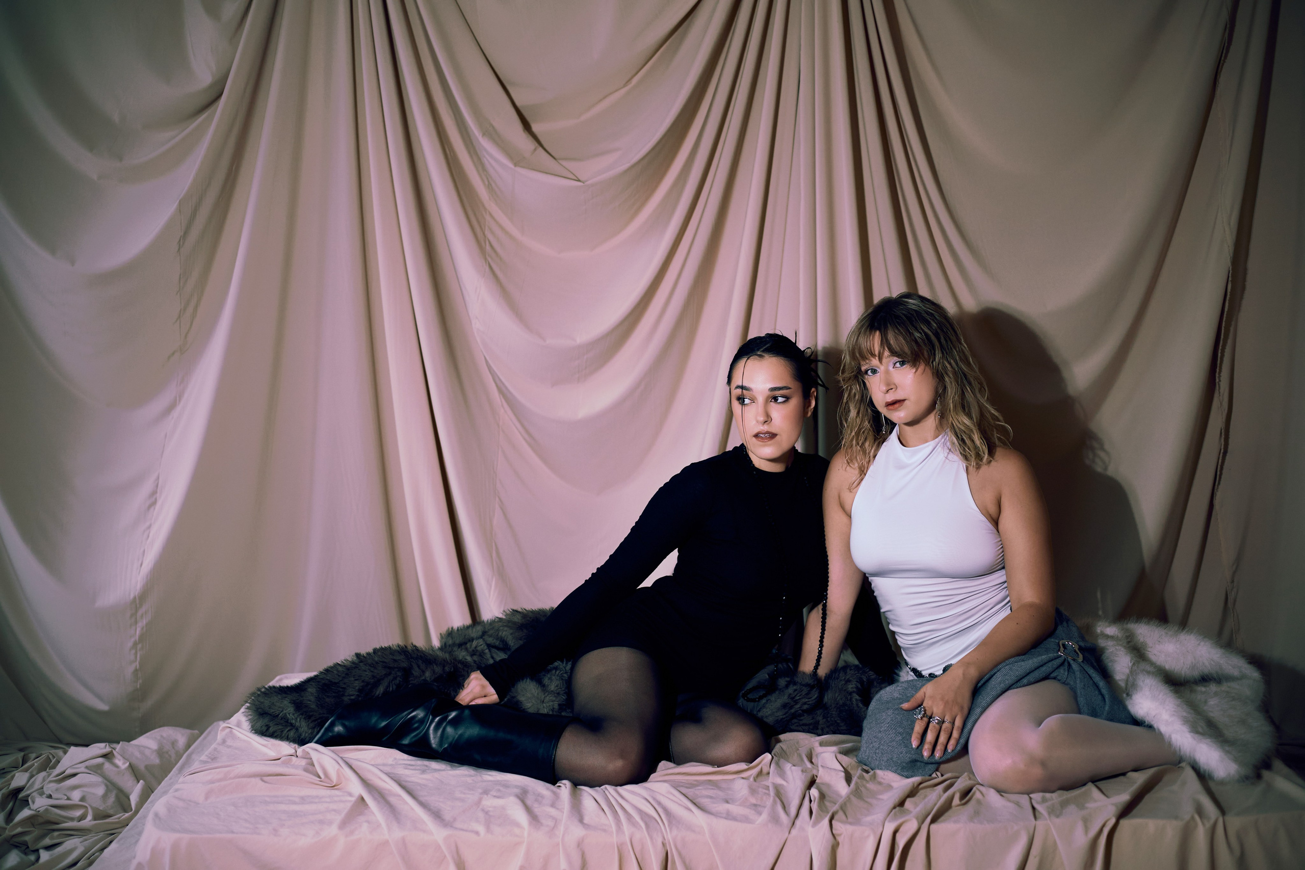 SISTERS. Юлия Астра: Фотограф в Санкт-Петербурге. Снимаю женские портреты, уличные съёмки в Петербурге и людей с их собаками