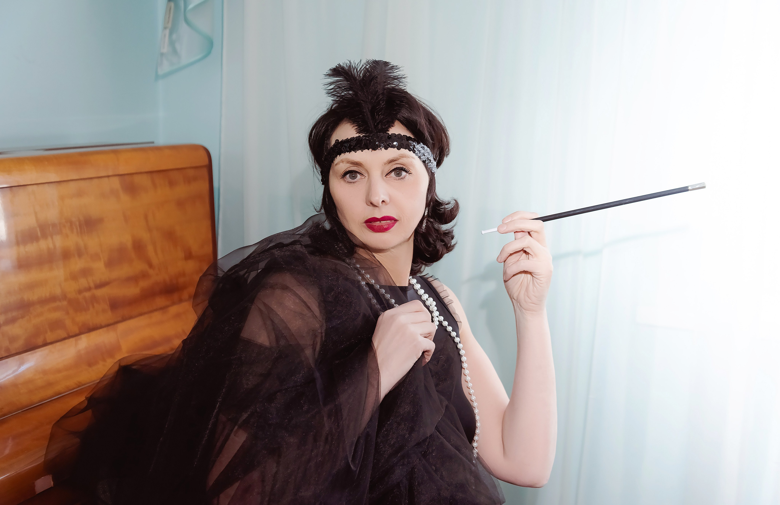 Девушка в стиле ретро, винтаж, Гэтсби с мундштуком.