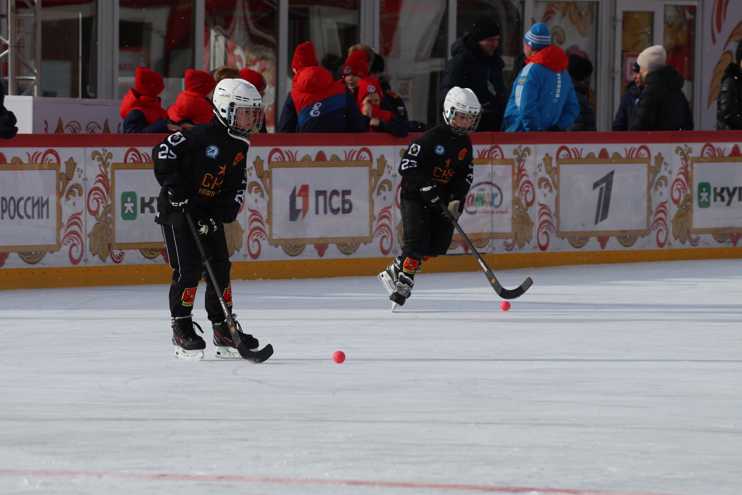 Хоккей с мячем на Красной площади. Фото. Репортажный фотограф, спортивный фотограф в Москве и области