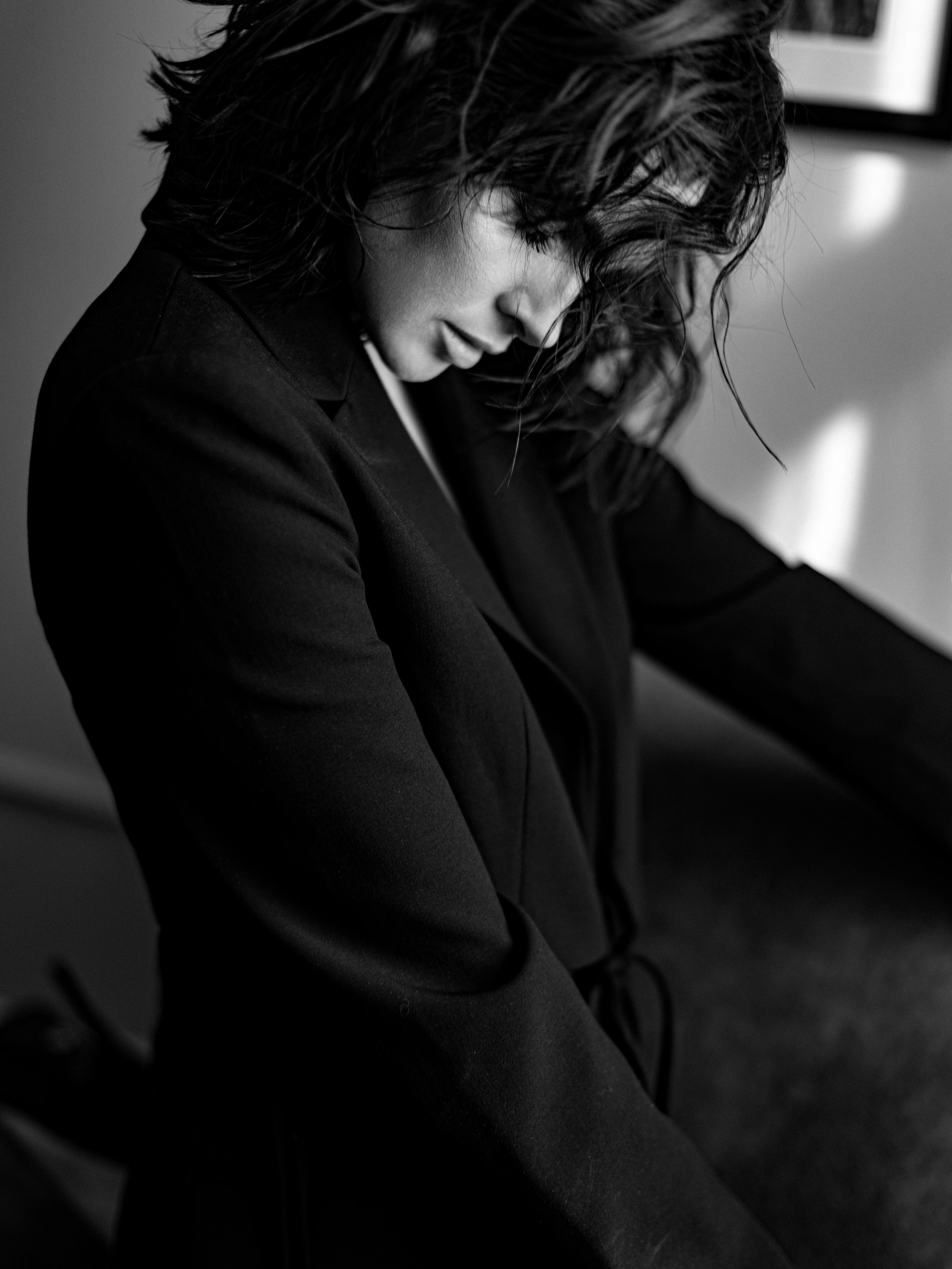 Черно-белый портрет актрисы Натальи Земцовой в черном пиджаке