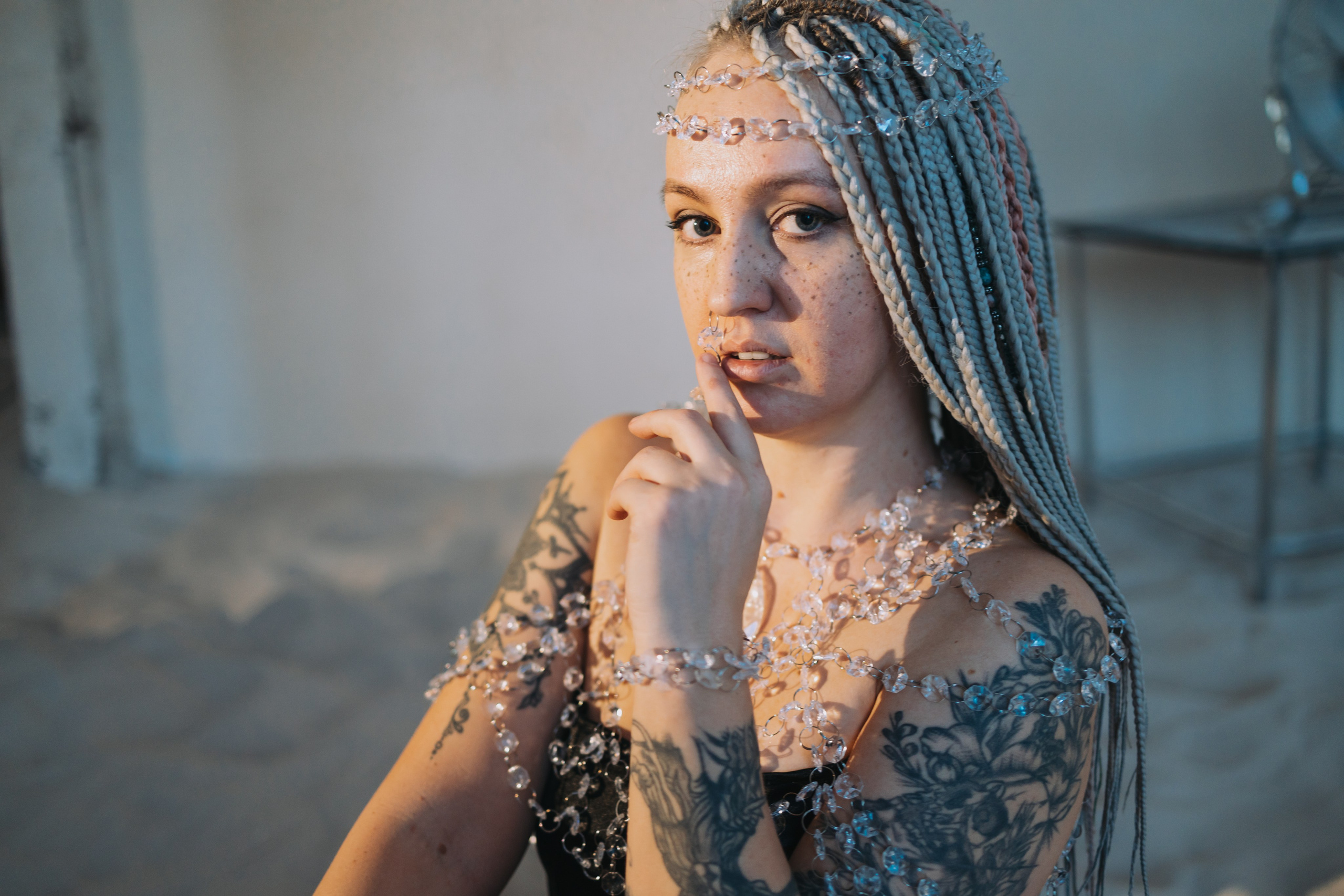 Вешалка. Визуальный художник «Границы внутри»