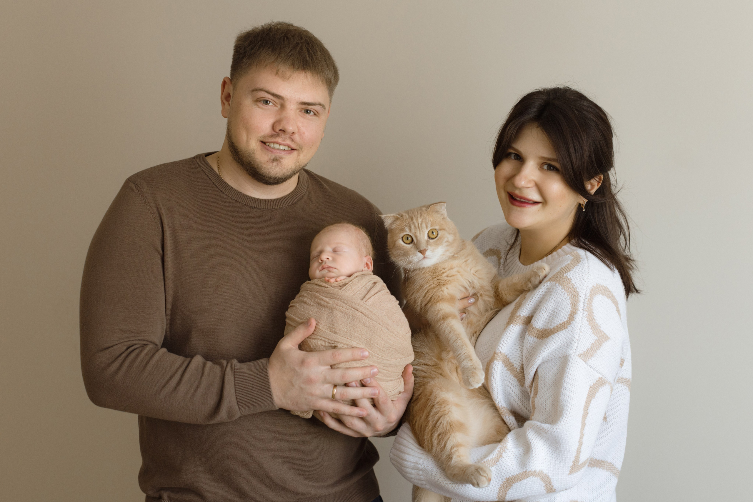 Newborn фотосессия новорождённого с родителями дома, нежные объятия, Красноярск