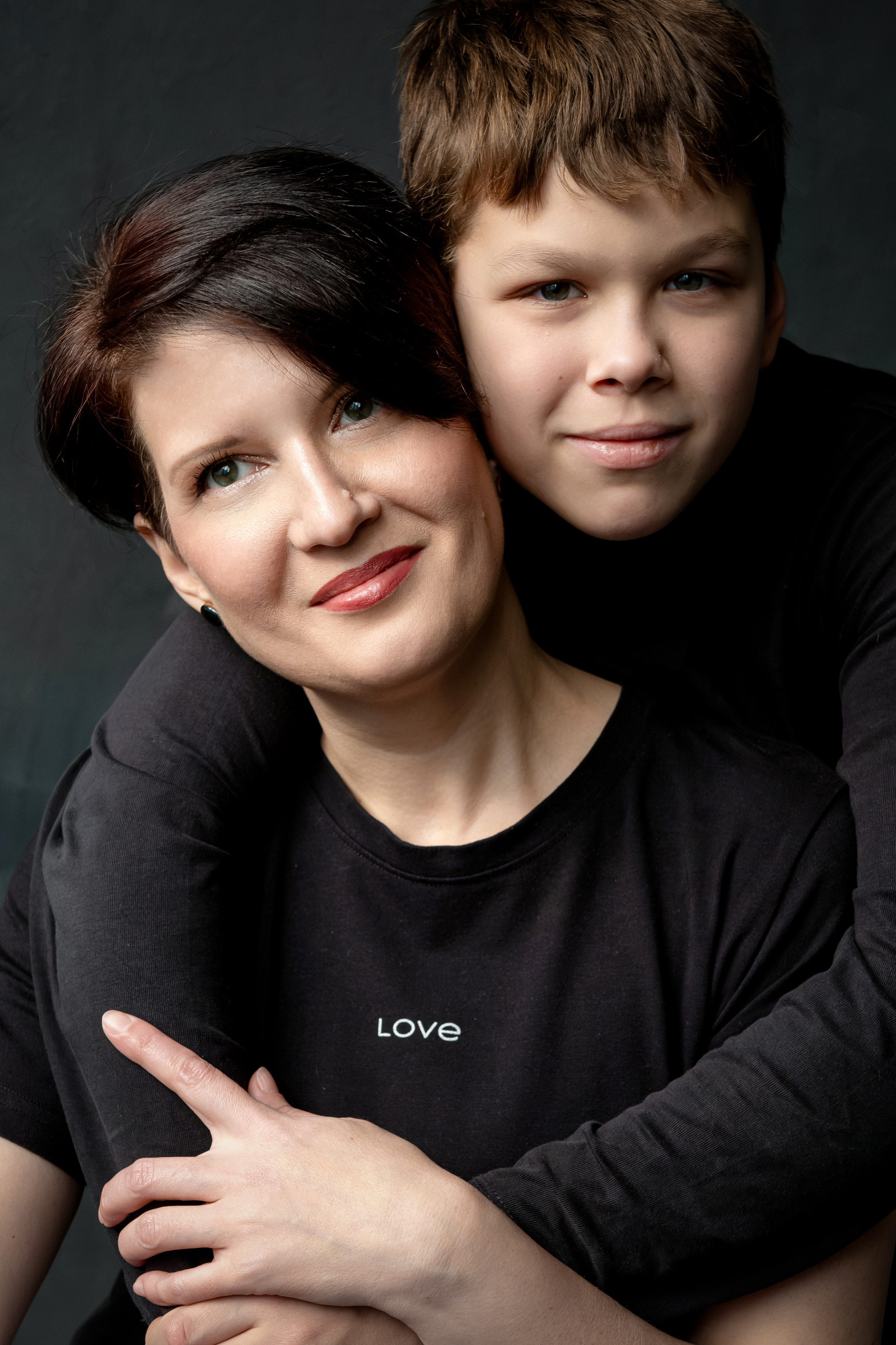 Женя с сыновьями — минимализм в лофте. Фотограф и видеограф в Тюмени Анна Жагорина, ваши фото еще не отдавали так быстро!