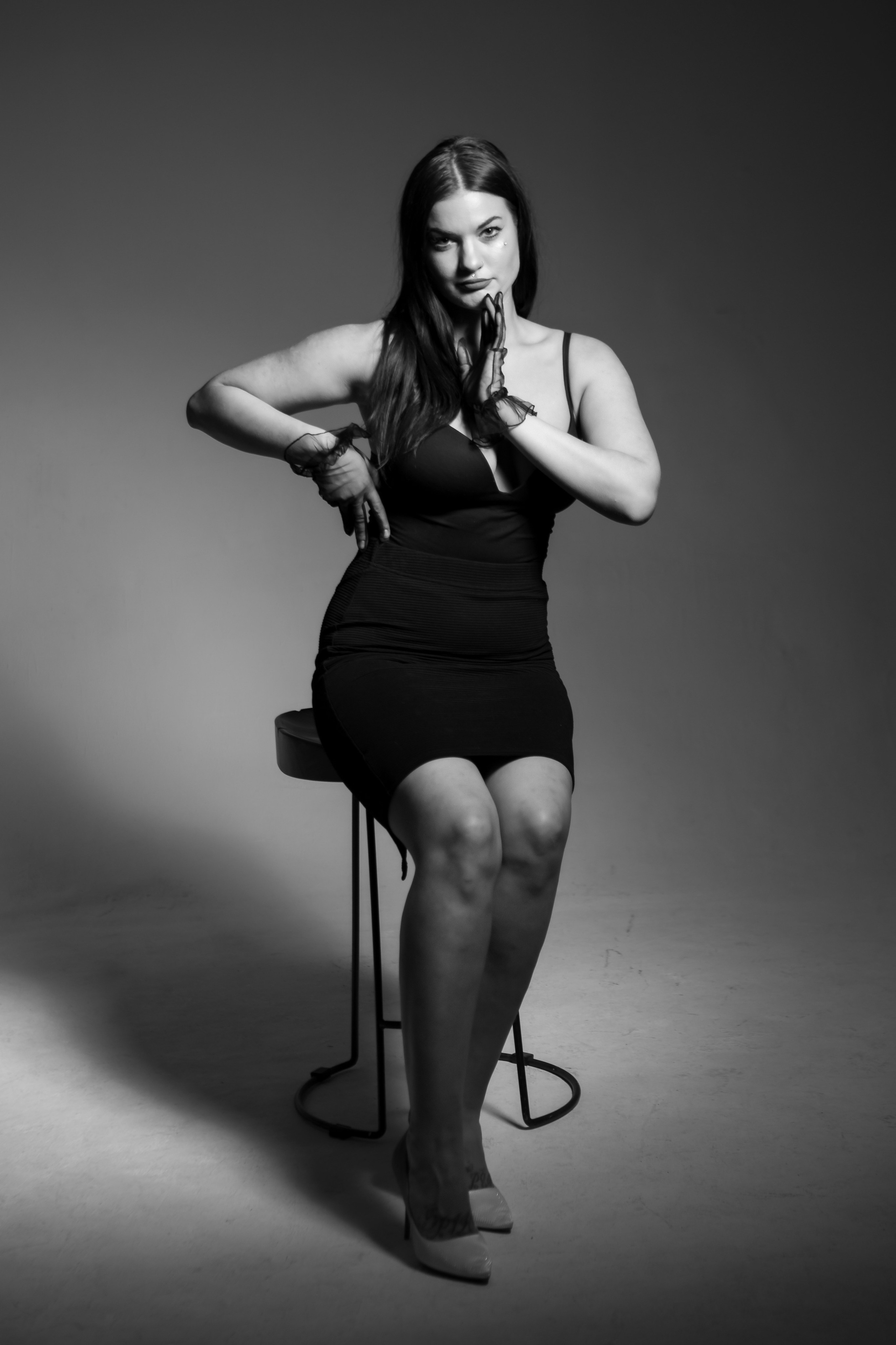 Девушка в черном жакете и коротком платье, пиджаке в студии, черно-белое фото, профессиональная фотосессия на циклораме на белом, черном фоне. Фотограф в Москве. Женский портрет на белом фоне.Женский портрет на черном фоне. Черно-белая фотография. Фотосессия чб. Фотограф Валентина Чемерилова