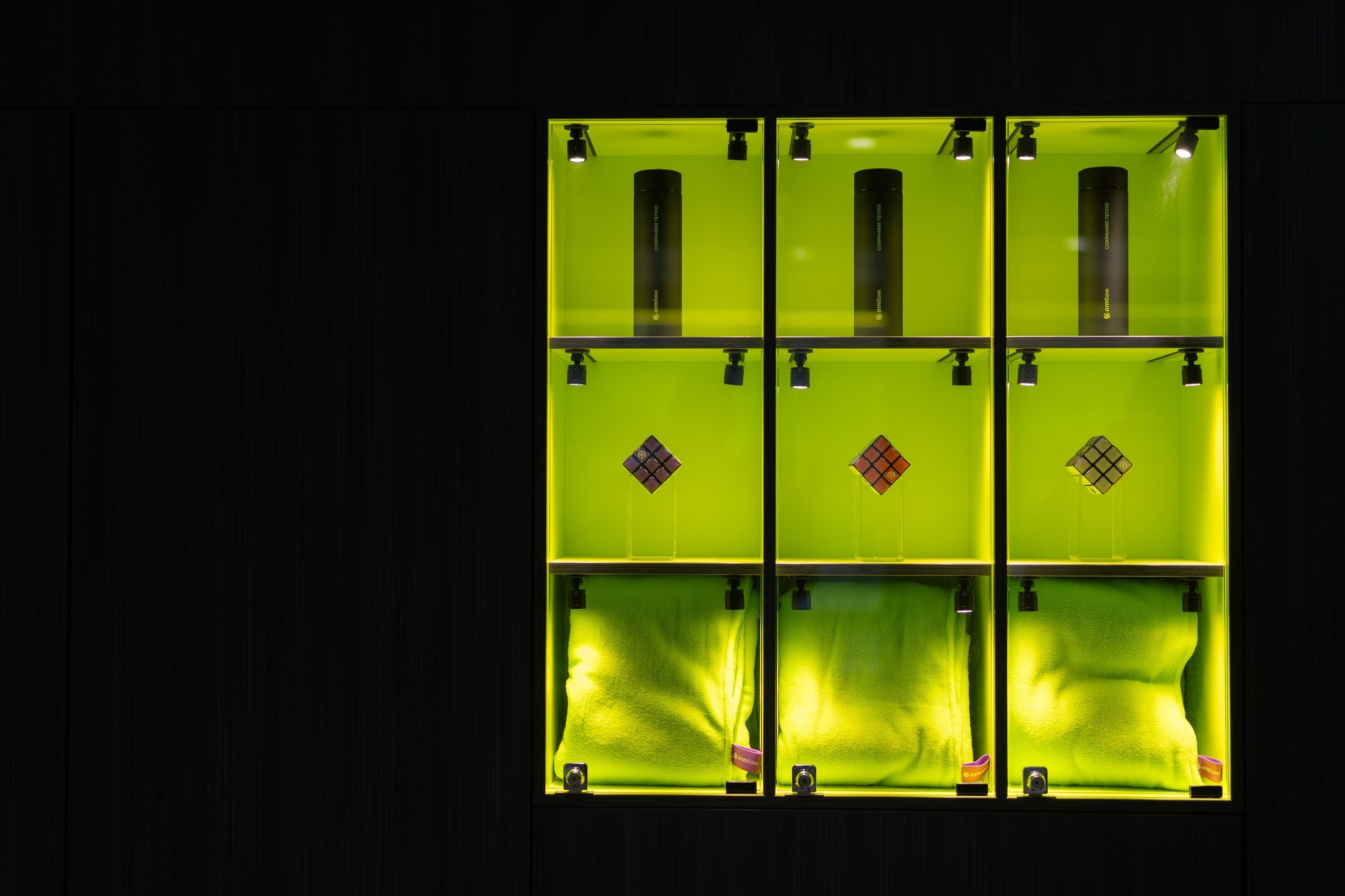 Открытие нового офиса ОТП Банка в Уфе — интерьер, сотрудники, ленточка