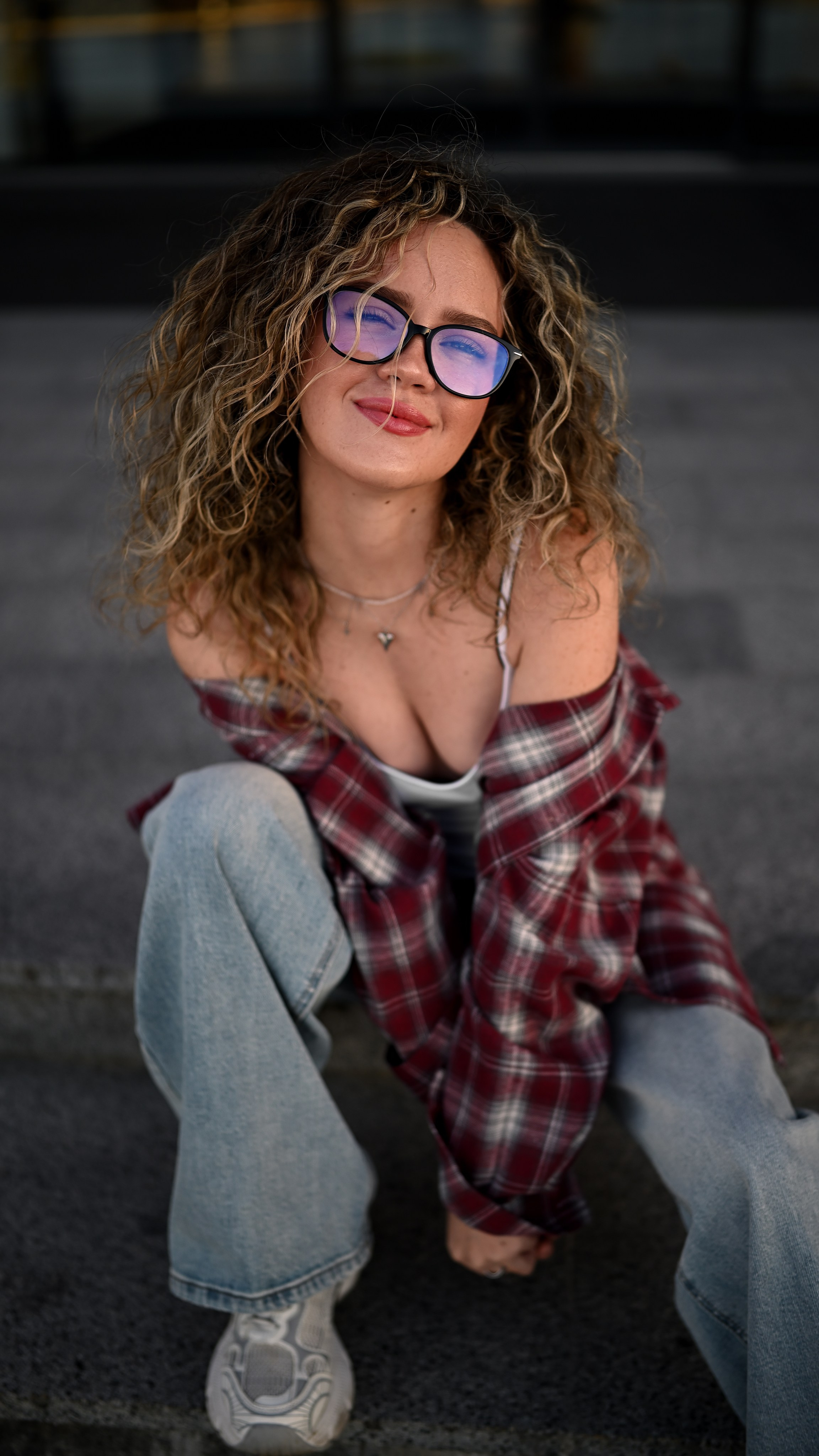 Атмосферная фотосессия девушки на улицах Казани с архитектурным фоном и естественным светом