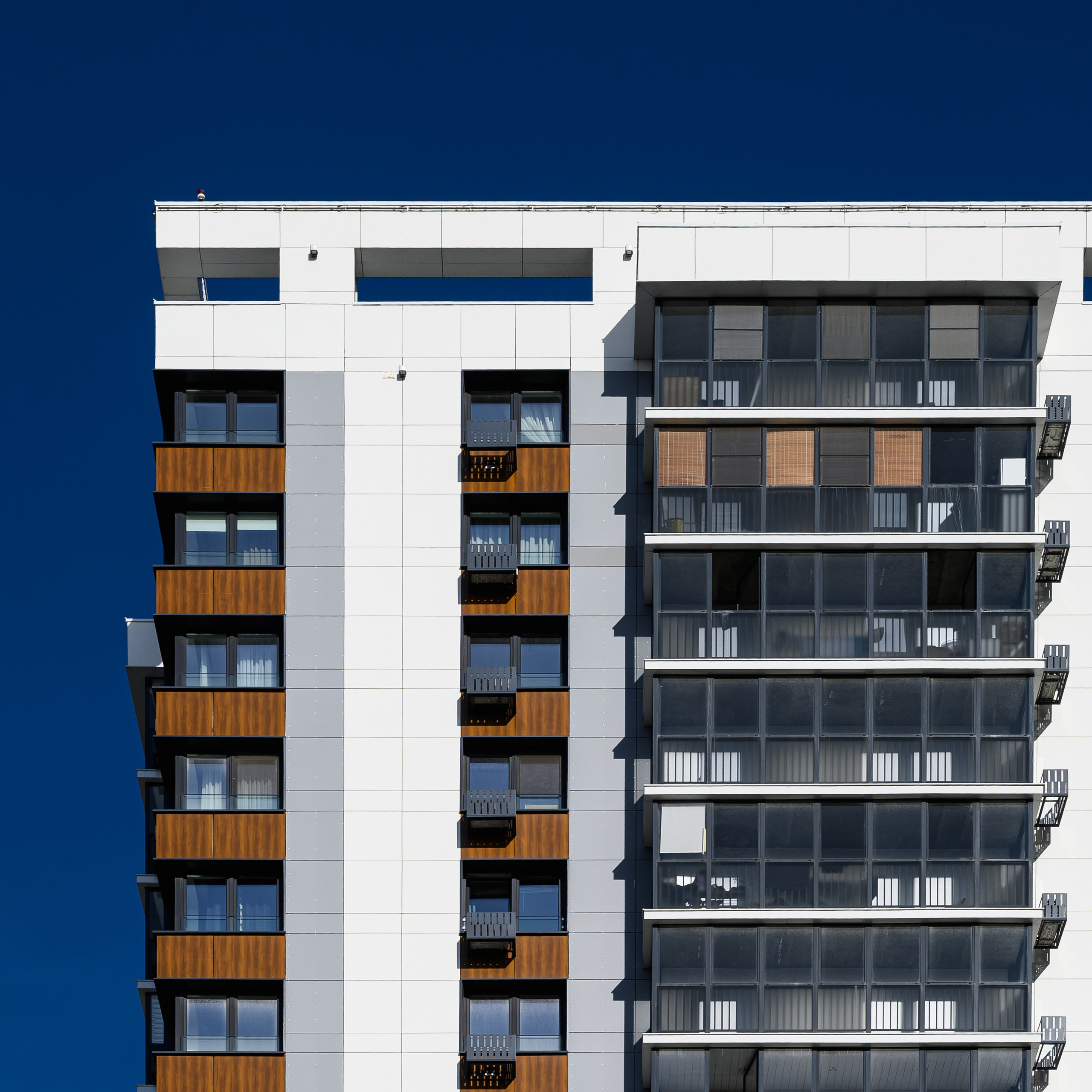 Современная архитектура жилого комплекса Уникум, акцент на геометрию фасада