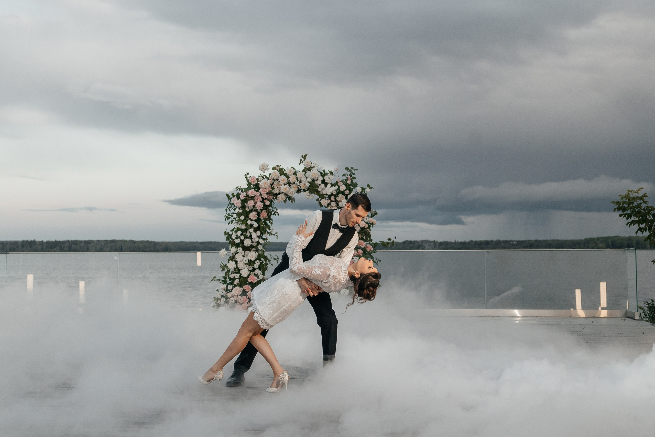 Свадебный танец с тяжелым дымом на площадке THE SUN LAKE VERANDA на озере Сенеж Солнечногорск