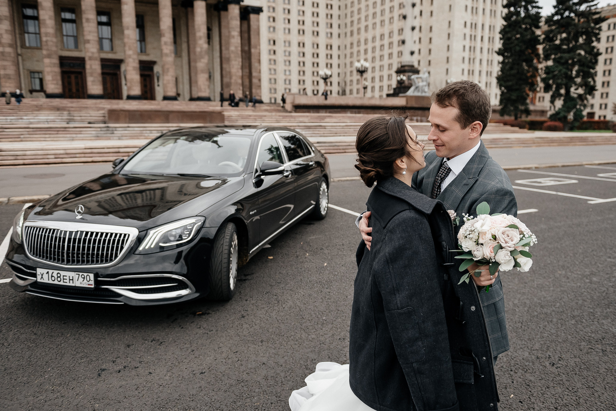 Жених и невеста на фоне МГУ