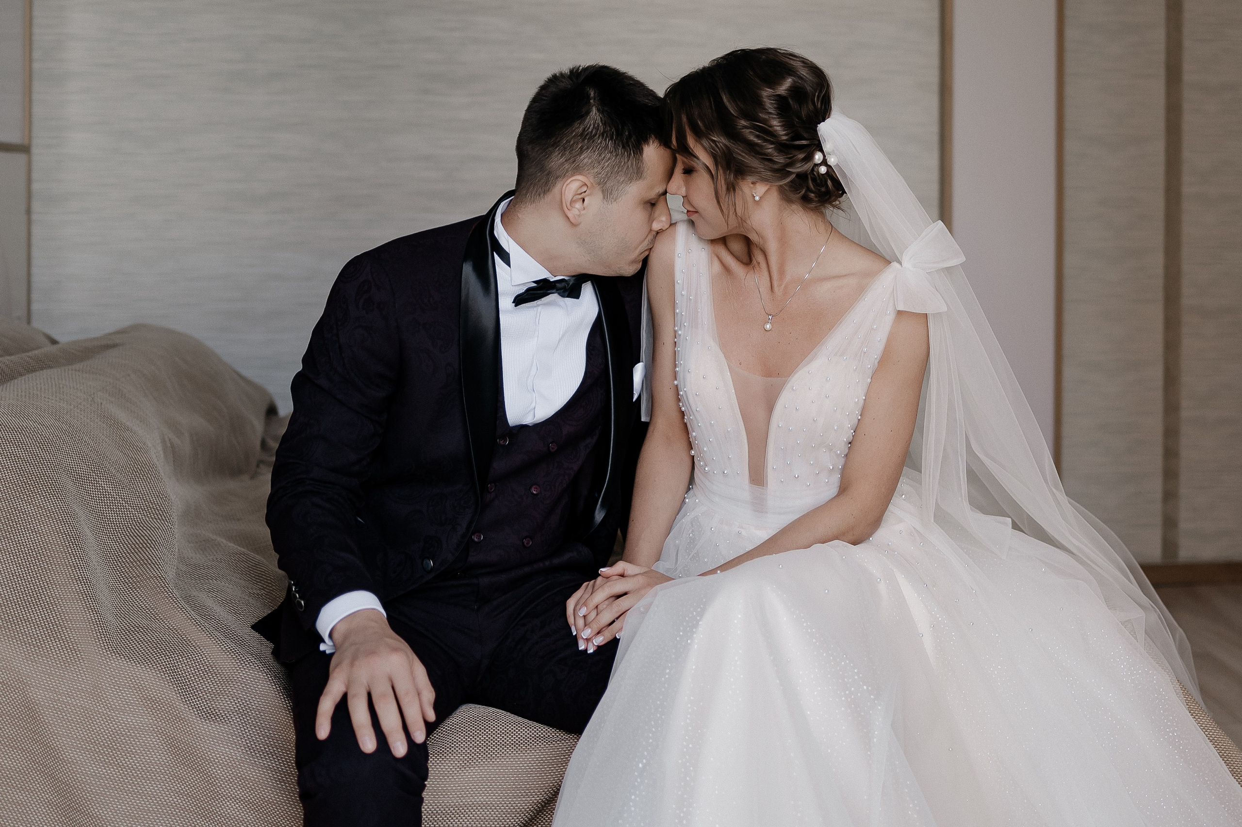 Чувственный свадебный кадр в отеле