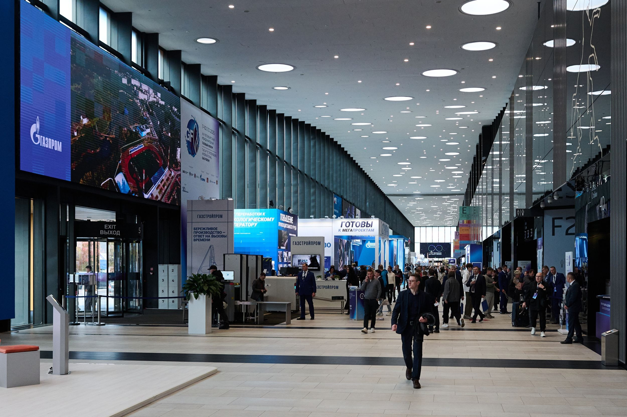 Входная зона Петербургского международного газового форума 2025 в Экспофоруме с логотипами и оформлением мероприятия