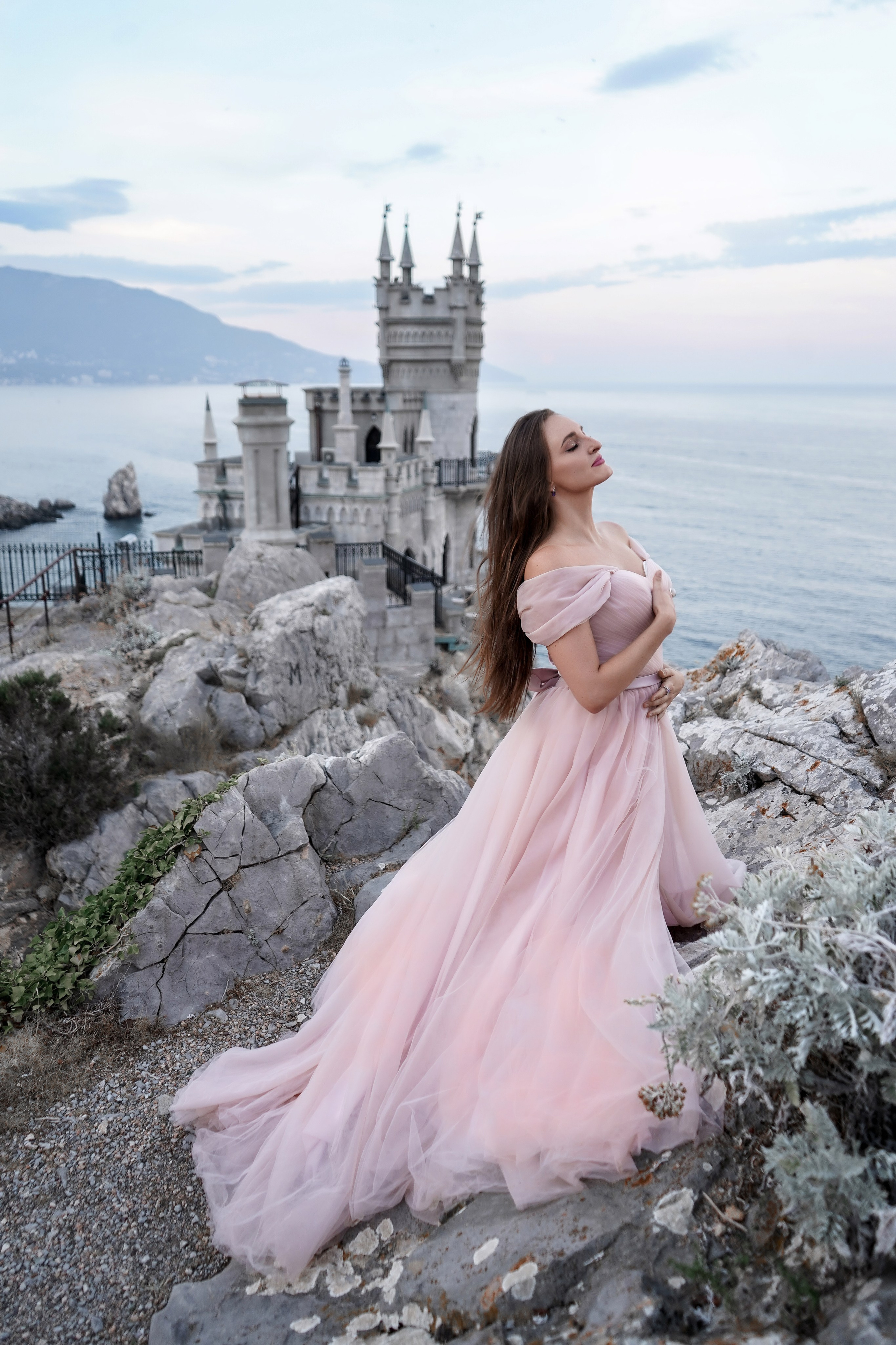 Женская фотосессия с Карелией на Ласточкином гнезде в Крыму. Свадебный фотограф в Ростове-на-Дону. Таинство Крещения и Венчания, семейные фотосессии. Алёна Чёботова