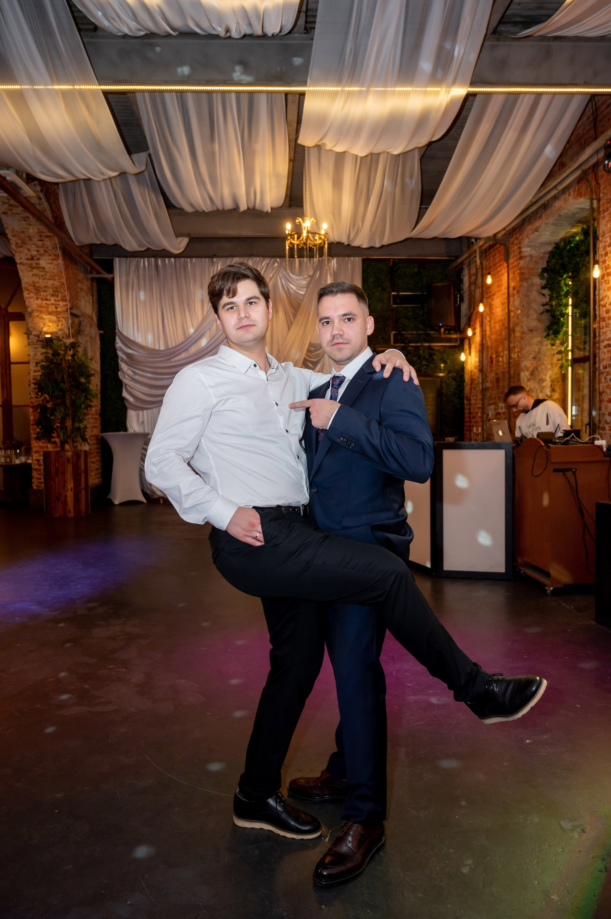 Осенняя великолепная свадебная прогулка жениха и невесты в октябре в Санкт-Петербурге в Михайловском парке и у Атлантов на Миллионной улице. Портретный, семейный и свадебный фотограф в Санкт-Петербурге и в Пушкине Ширяев Денис