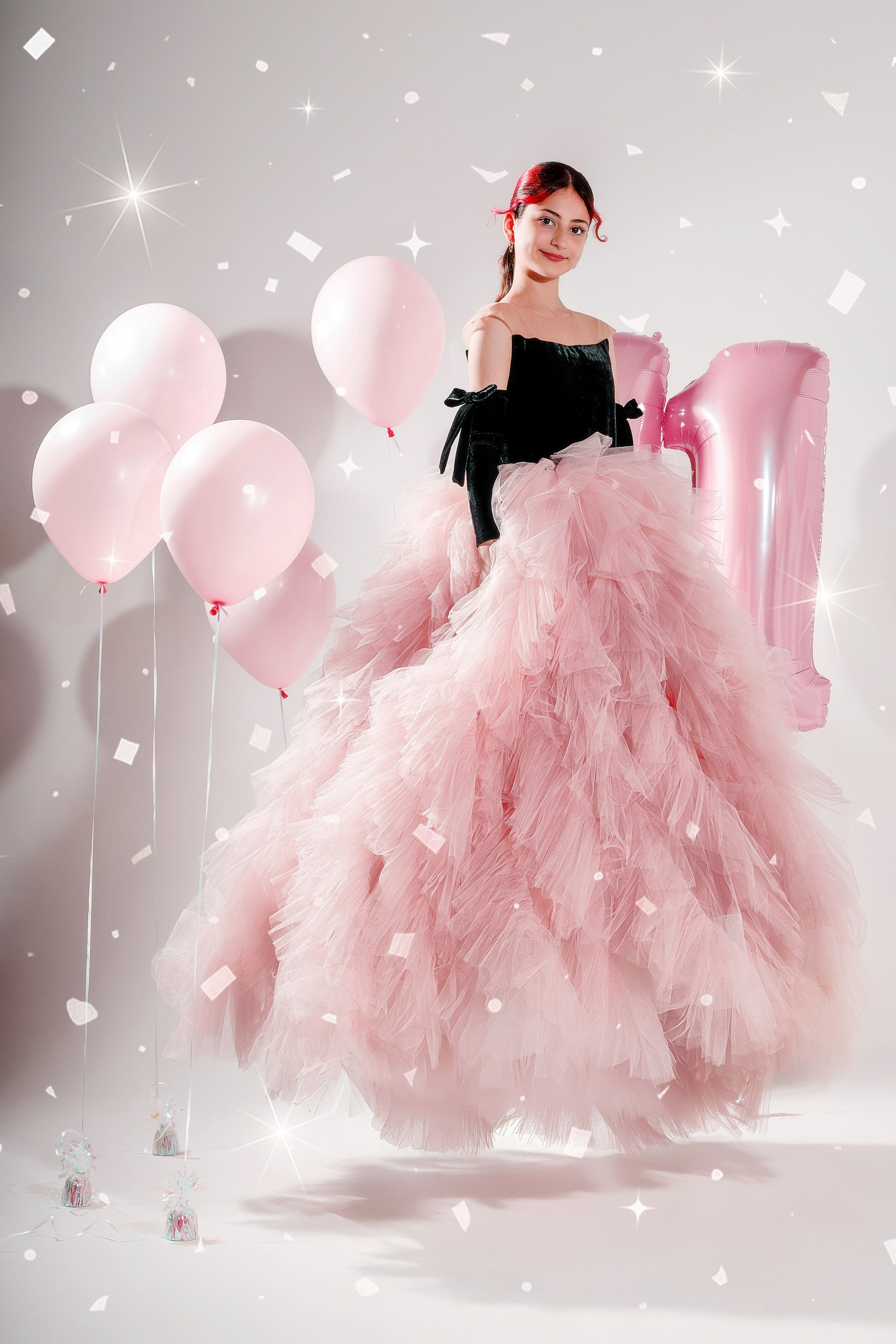 Студийный кадр: улыбка Каролины на фоне летящих шаров