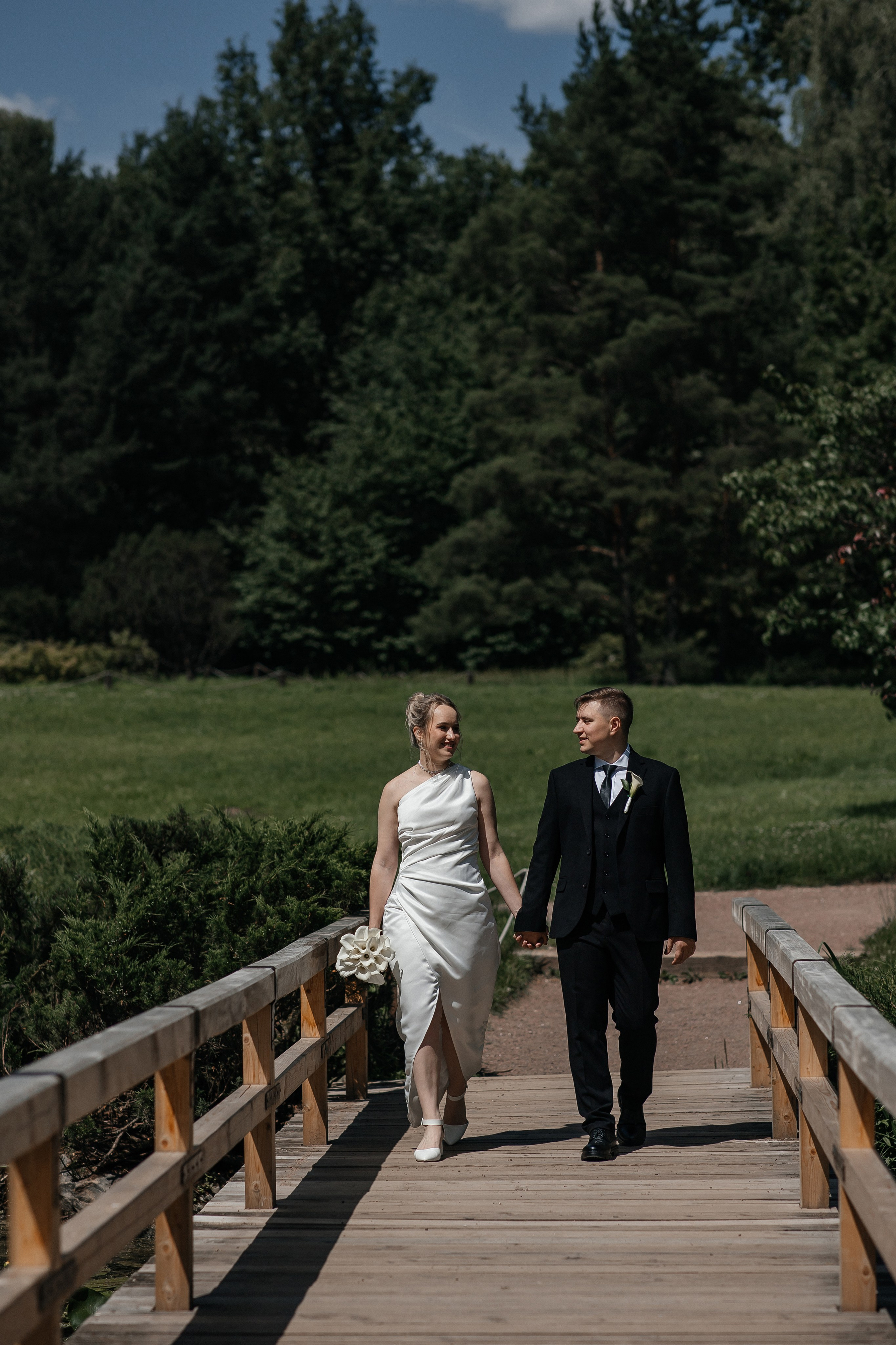 Свадебная фотосессия в Ботаническом саду имени Цицина. Свадебный фотограф в Москве Дарья Олендарёва