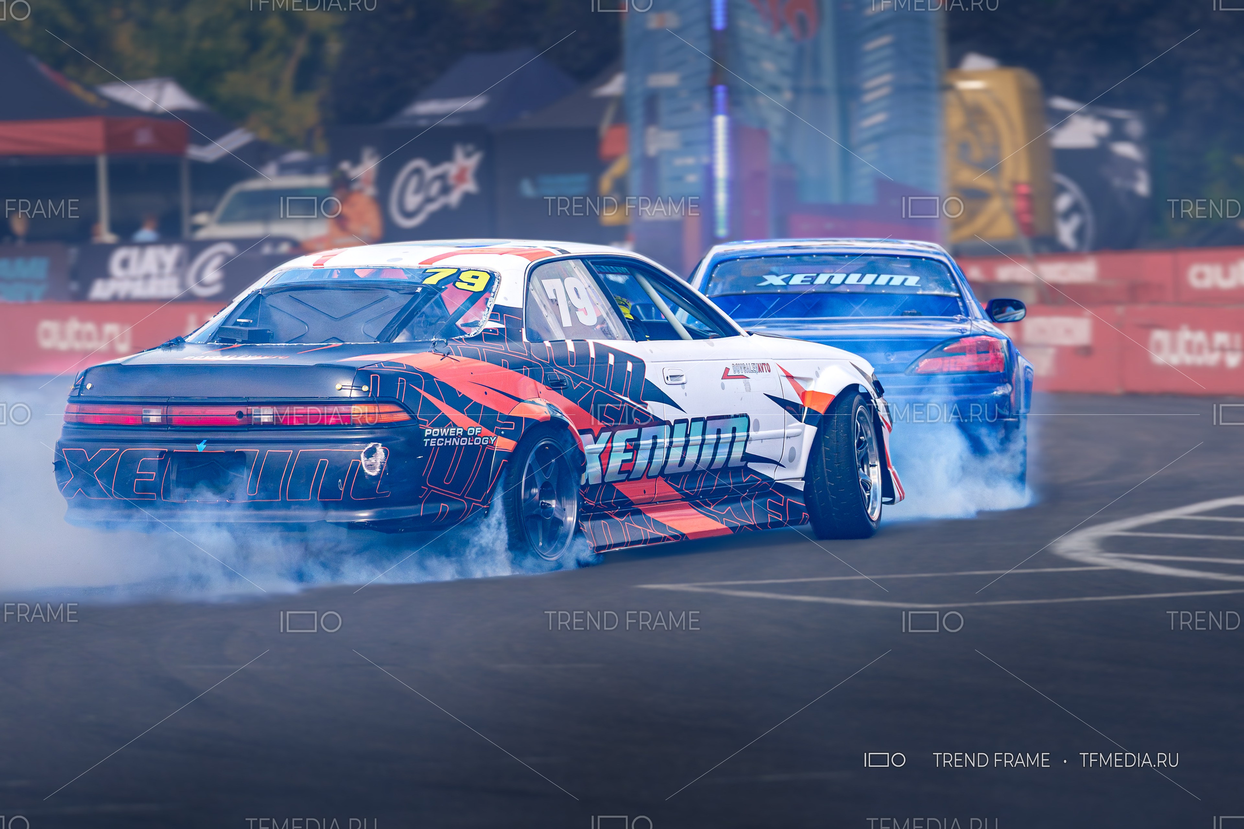 Парный дрифт Xenum — синхронный заезд на фестивале в Москве